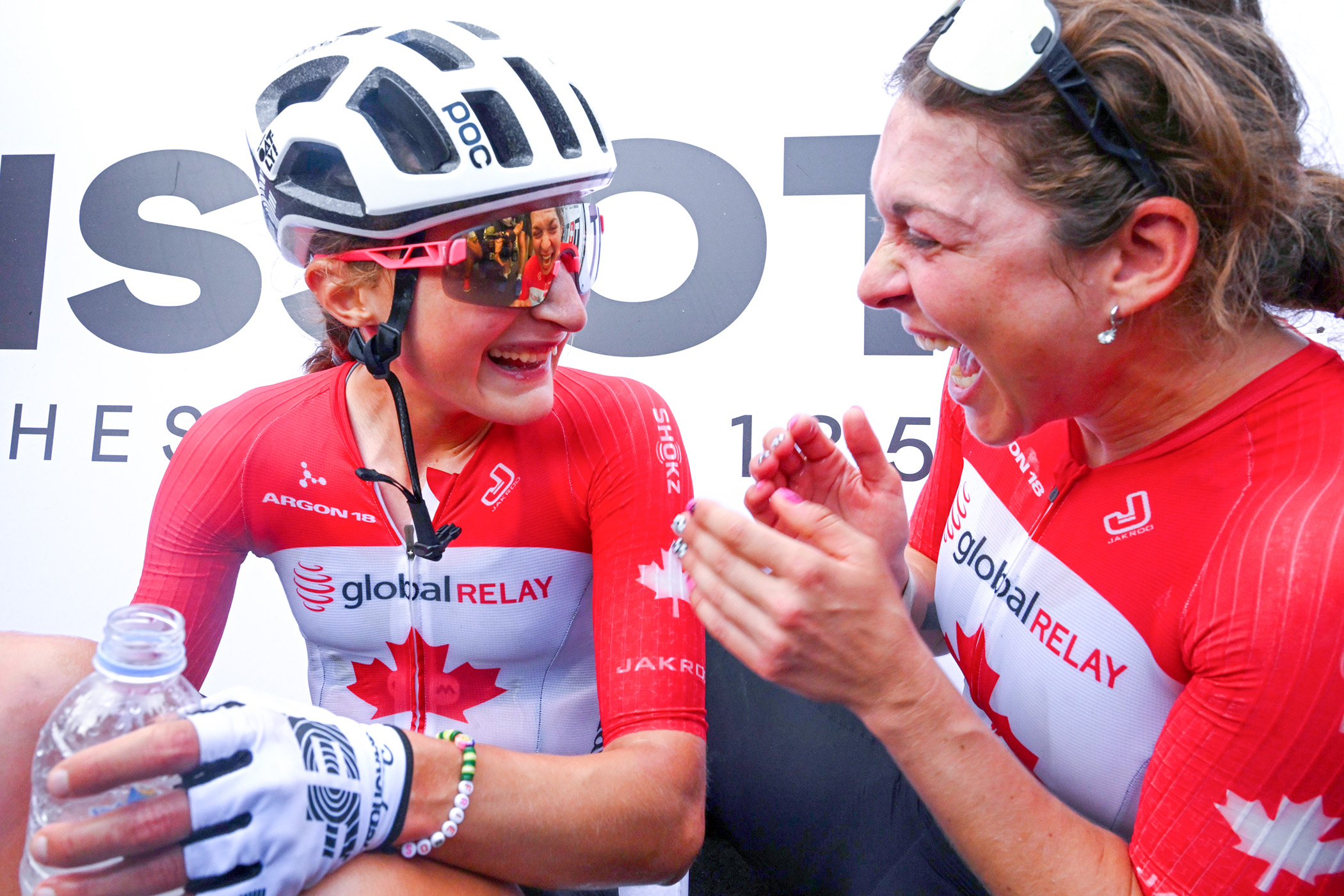Magdeleine Vallieres Mill celebra su victoria en la carrera de ruta femenina de élite con su compañera de equipo de Canadá, Alison Jackson, en el Campeonato Mundial de Ruta UCI 2025 en Kigali.