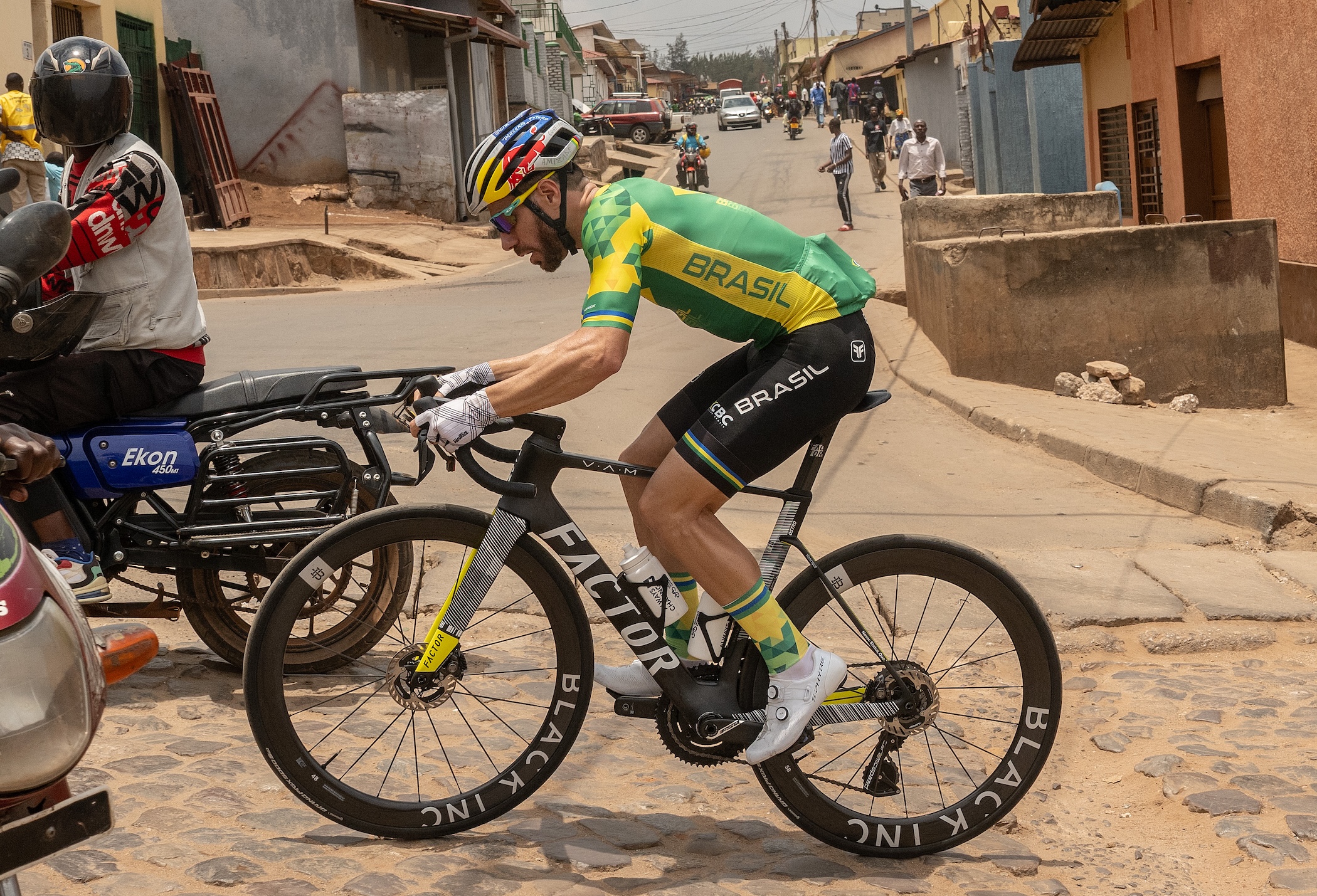 Henrique da Silva Avancini del equipo Brasil sube al Mur de Kigali durante un entrenamiento en el Campeonato Mundial de Ciclismo UCI Kigali 2025