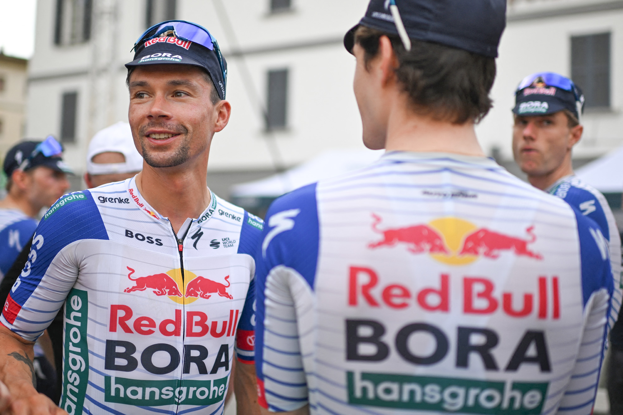 Primož Roglič entre sus compañeros de Red Bull-Bora-Hansgrohe en el Tour de Suiza 2026