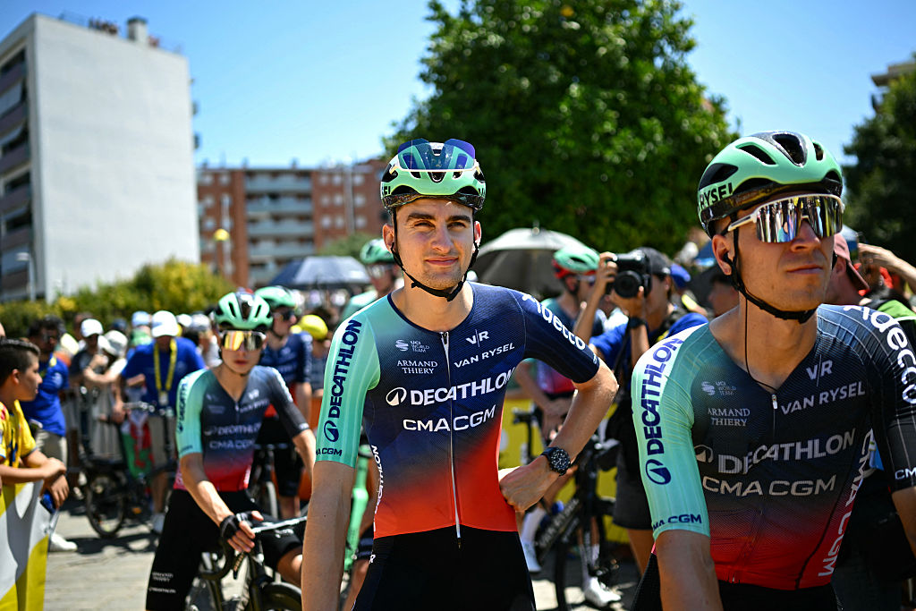 Paul Seixas espera el inicio de la 2ª etapa de la 113ª edición del Tour de Francia 