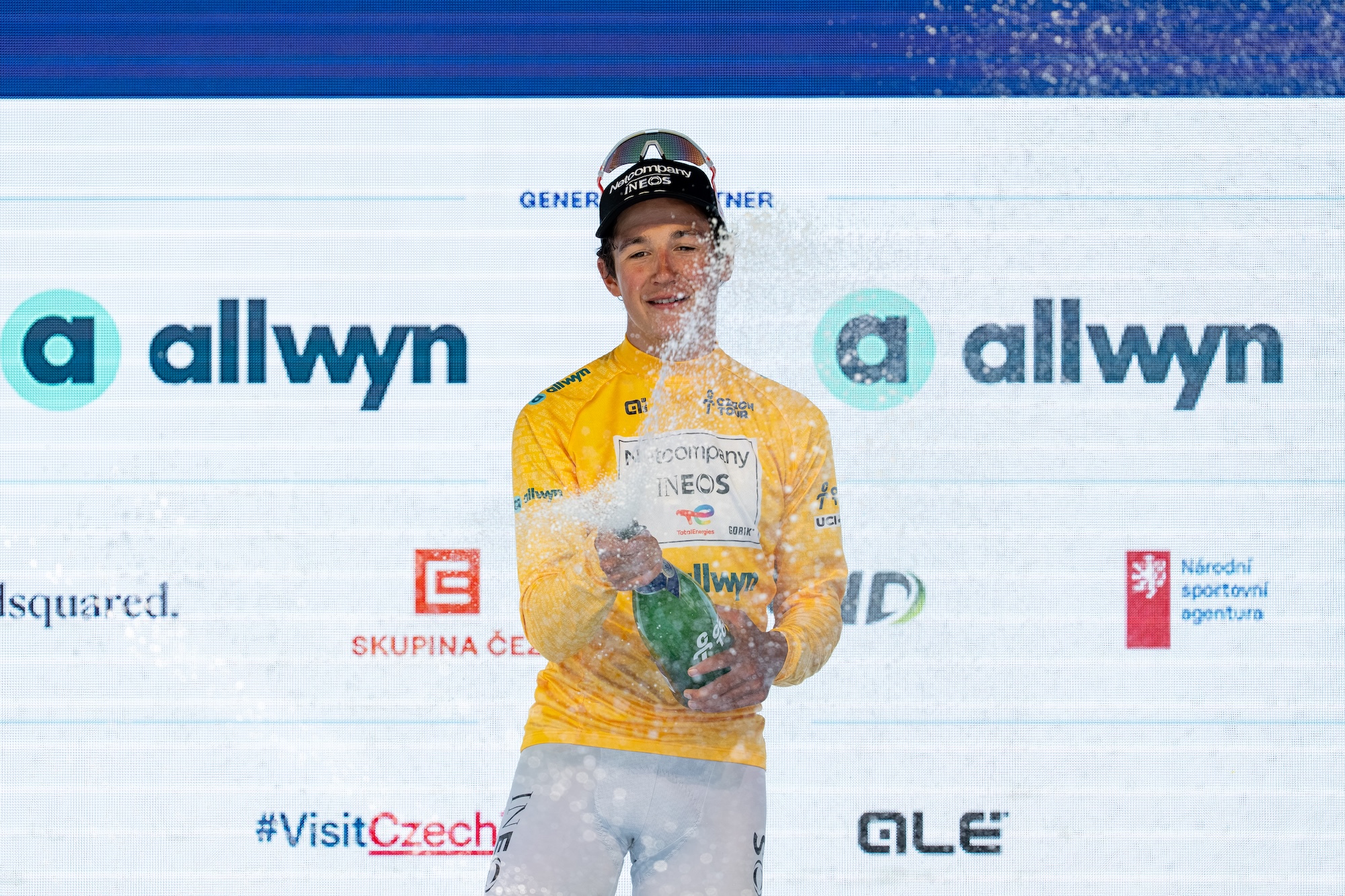 Andrew August de Estados Unidos y Team Netcompany - INEOS celebra en el podio como ganador de etapa y líder de las clasificaciones general, de puntos y juvenil (camisetas amarilla, verde y blanca) después de la segunda etapa del Tour Checo 2026, una etapa de 155 km desde Mlada Boleslav (Museo Skoda) hasta Jested (Jestedka Mountain Hut), el 14 de agosto de 2026 en Liberec, República Checa. (Foto de Filip Bezdek/NurPhoto vía Getty Images)