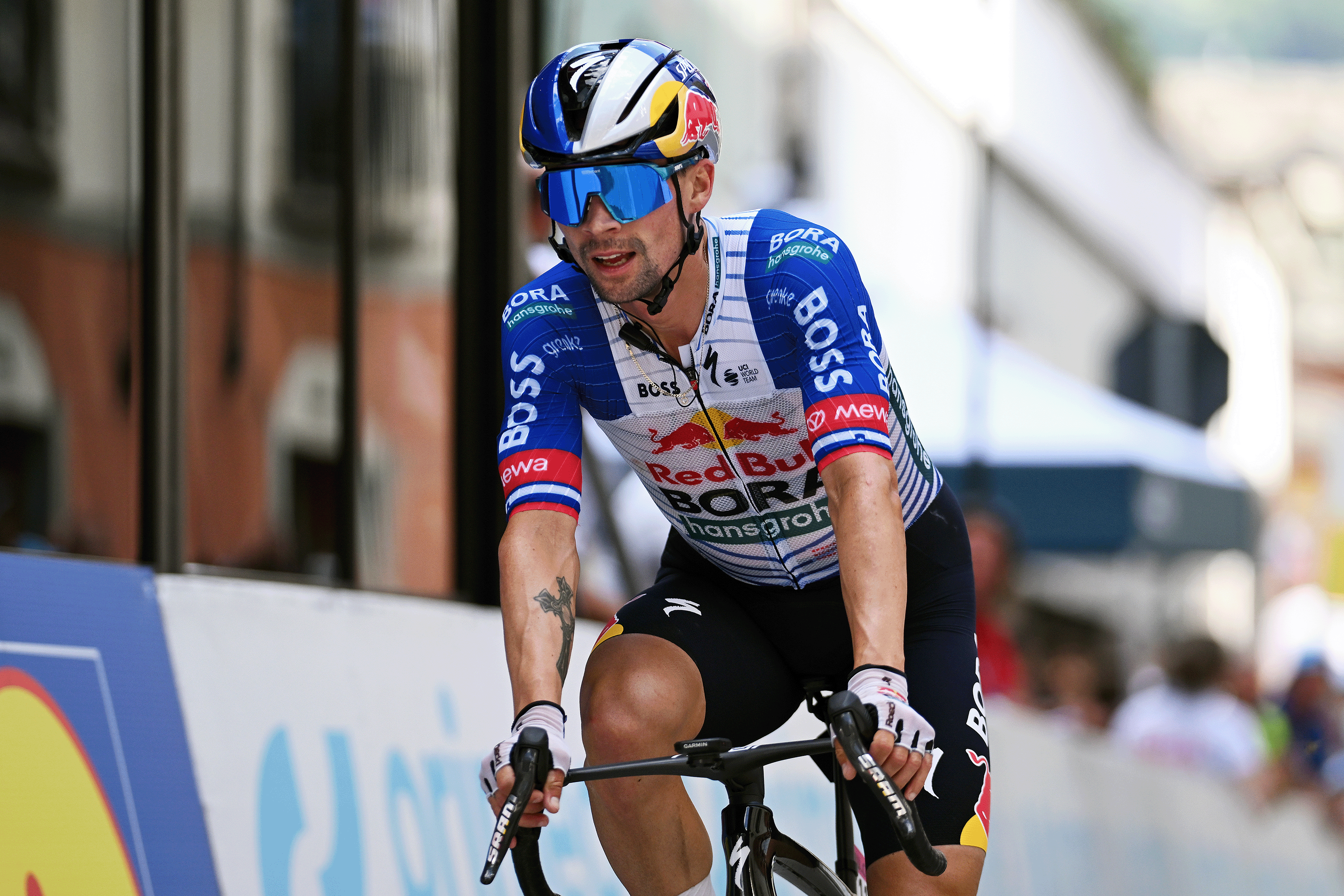 Primoz Roglic de Eslovenia y el equipo Red Bull - BORA - hansgrohe cruzan la línea de meta durante la etapa 1 del 89.° Tour de Suiza 2026 (Foto de Tim de Waele/Getty Images)