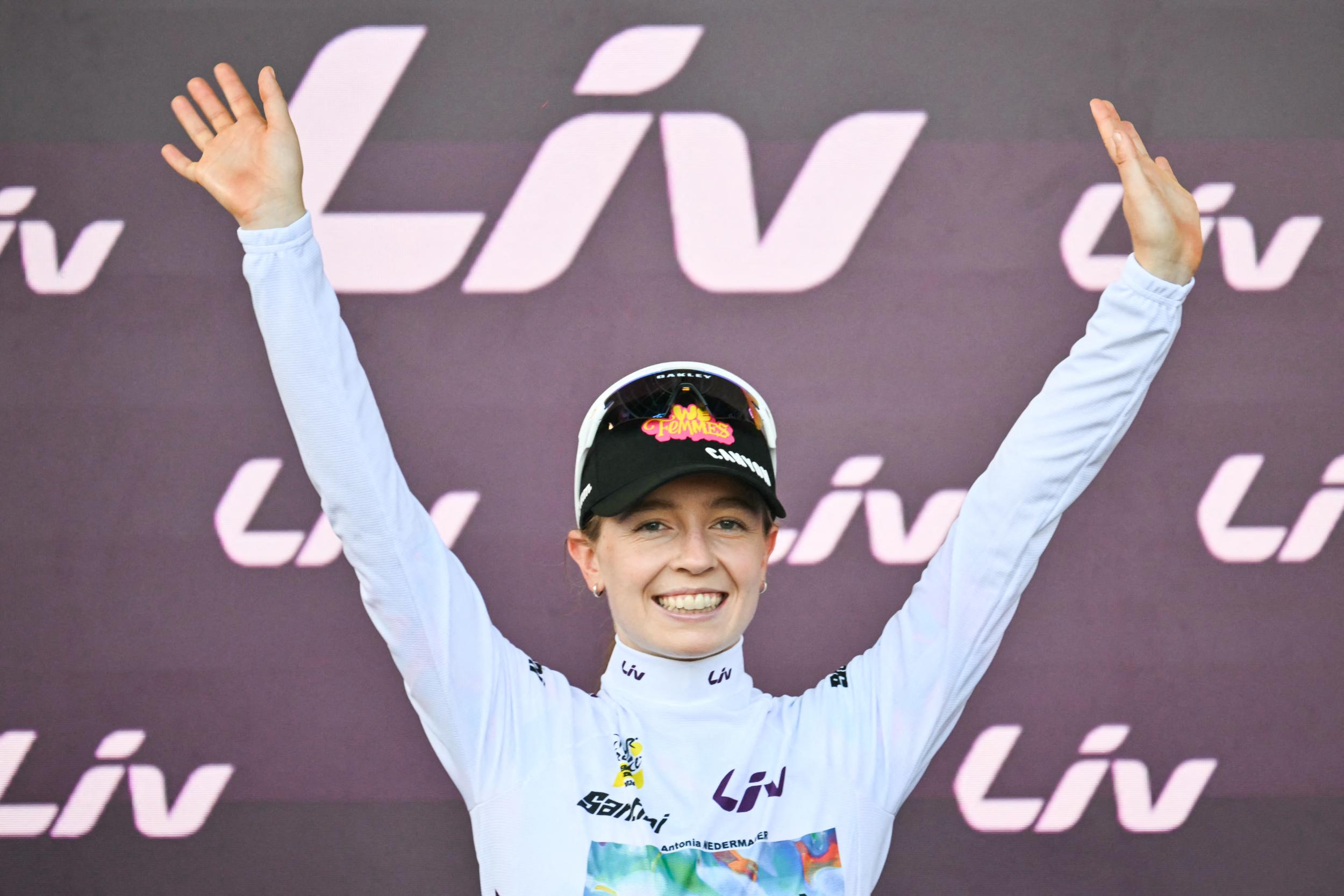 Antonia Niedermaier en el podio con el maillot blanco de mejor corredora joven del Tour de Francia Femmes