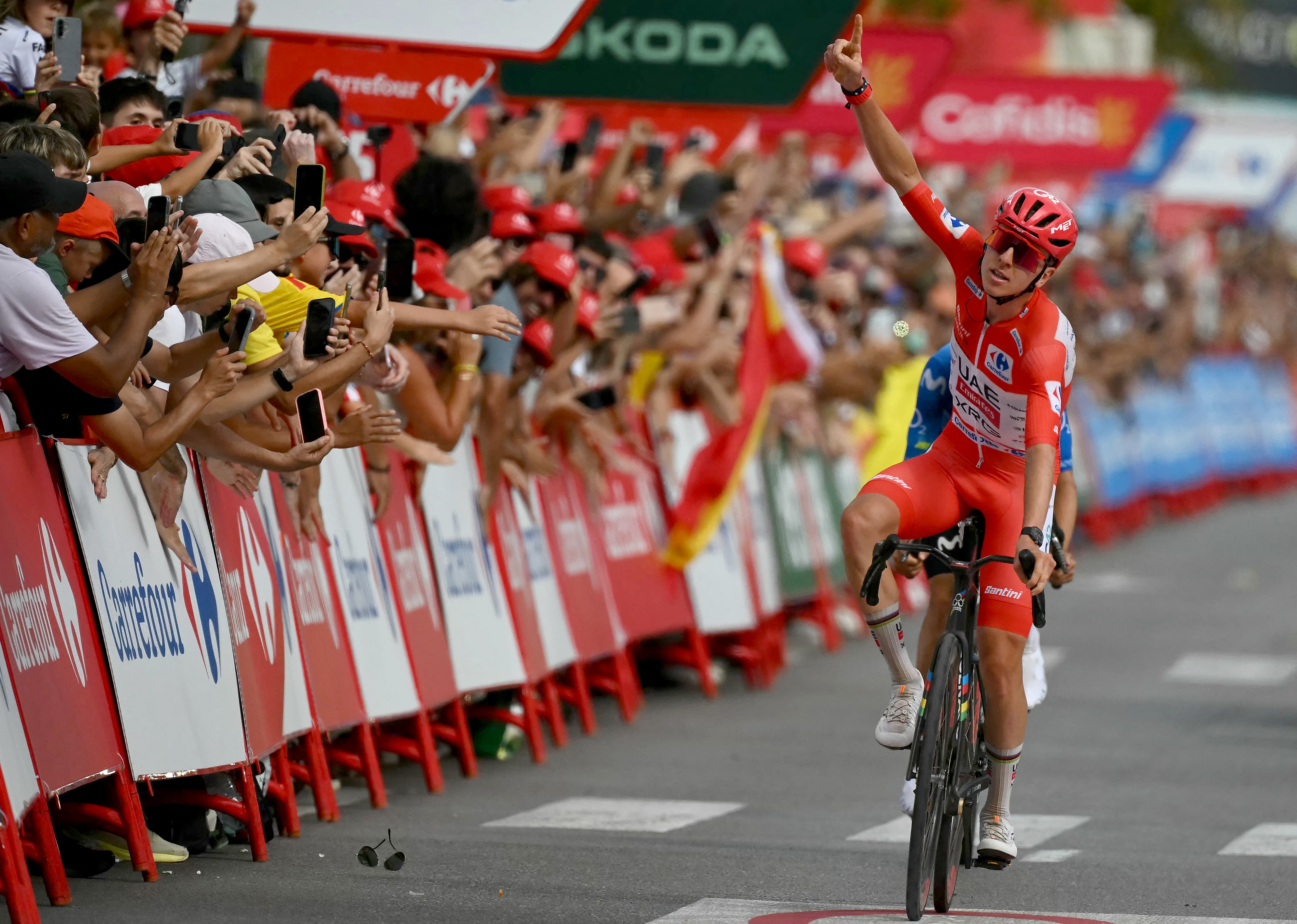El ciclista esloveno del equipo UAE, Tadej Pogacar, celebra al cruzar primero la línea de meta de la sexta etapa de la Vuelta a España 2026.