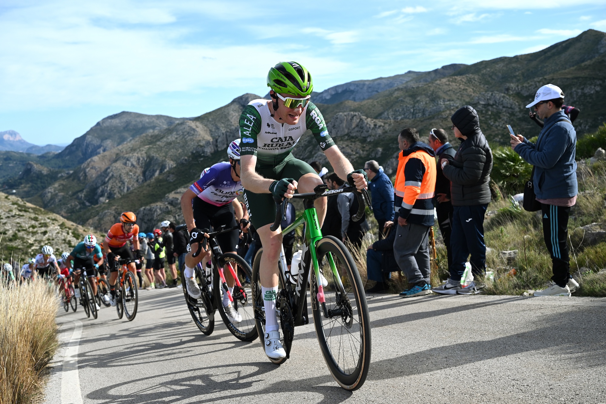 TEULADA MORAIRA, ESPAÑA - 7 DE FEBRERO: Abel Balderstone de España y el equipo Caja Rural - Seguros RGA compite durante la 77ª Volta Comunitat Valenciana 2026, Etapa 4, una etapa de 172 km desde La Nucia a Teulada Moraira el 7 de febrero de 2026 en Teulada Moraira, España. (Foto de Szymon Gruchalski/Getty Images)