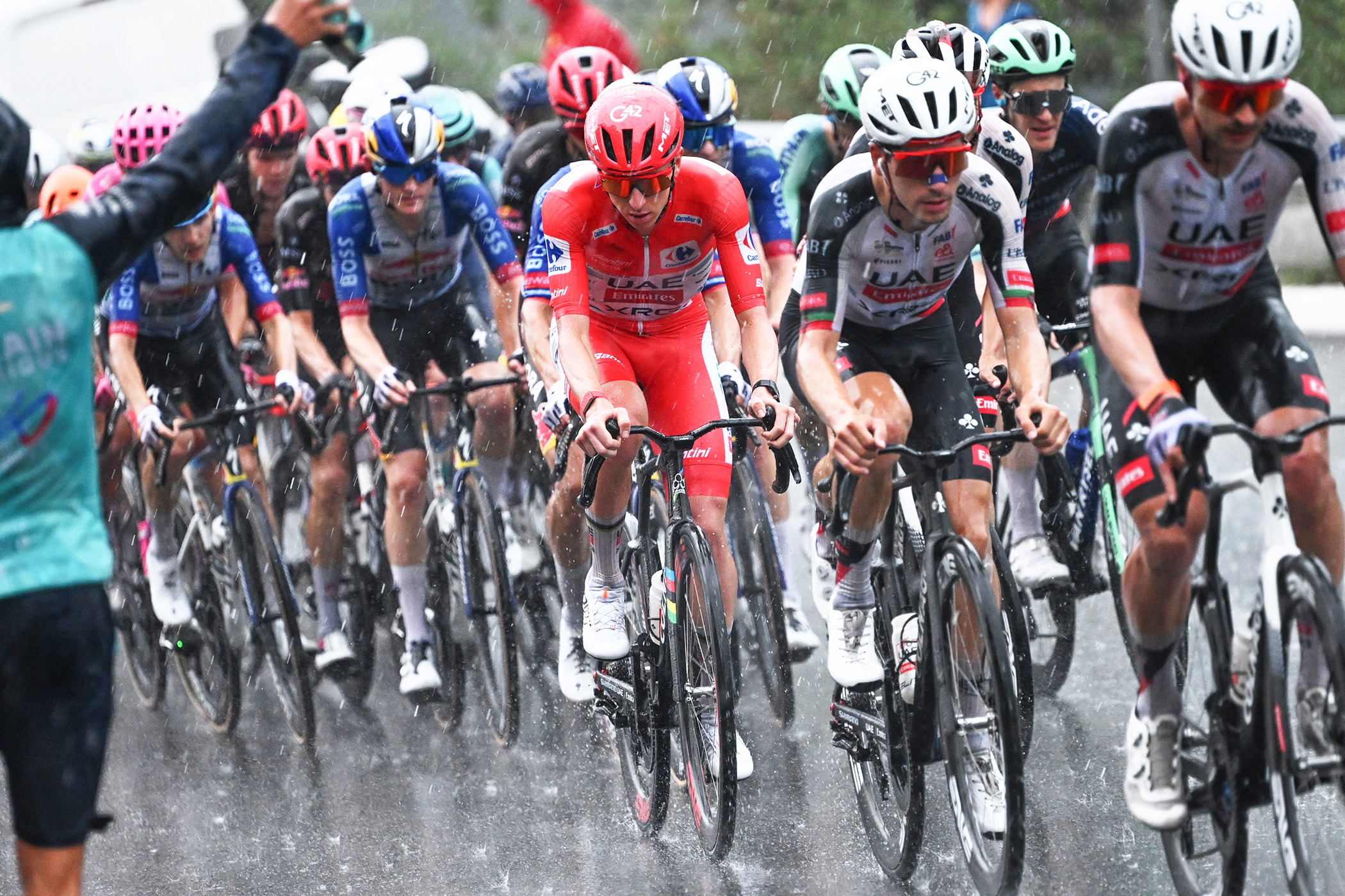 FONT-ROMEU, FRANCIA - 24 DE AGOSTO: Tadej Pogacar de Eslovenia y el equipo UAE Emirates XRG - Red Leader Jersey compite durante La Vuelta - 81.ª Vuelta a España 2026, Etapa 3 a 174 km desde Gruissan - Aude hasta Font Romeu 1941m / #UCIWT / el 24 de agosto de 2026 en Font Romeu, Francia. (Foto de Tim de Waele/Getty Images)