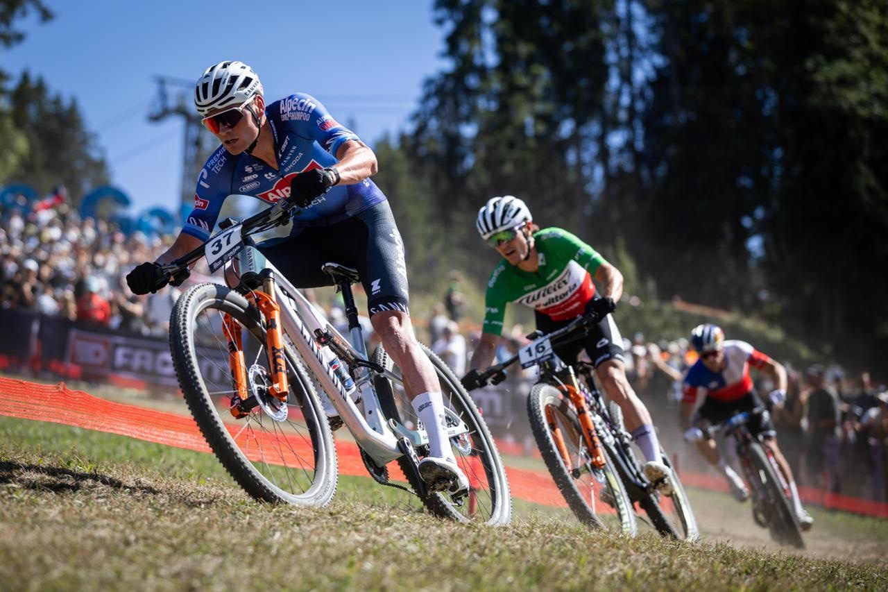 Mathieu van der Poel (Alpecin-Premier Tech) durante la Copa del Mundo XCO en la ronda Les Gets de la Serie Mundial de Mountain Bike UCI WHOOP