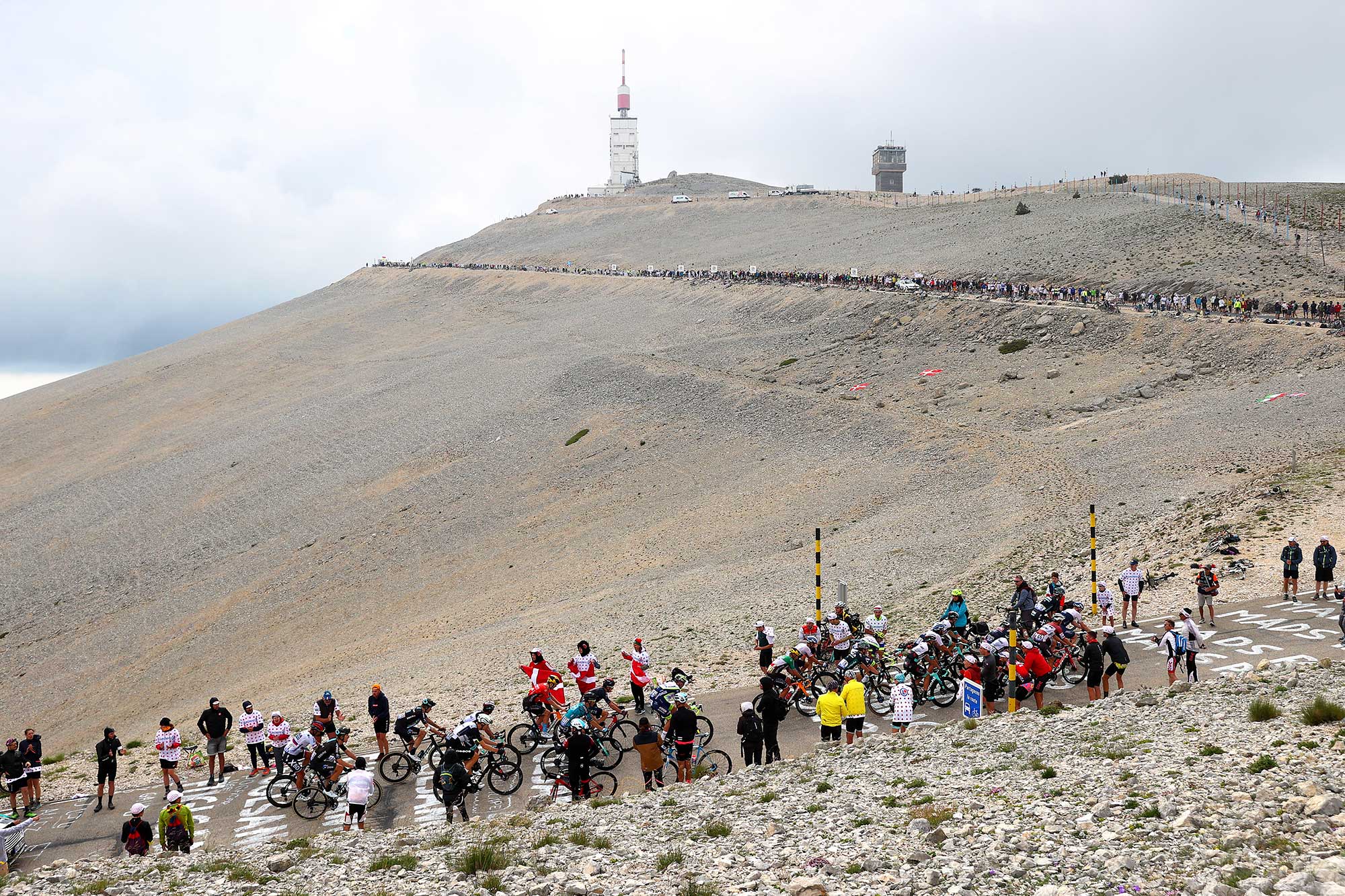 MALAUCENE FRANCIA 07 DE JULIO El pelotón pasando por el paisaje montañoso del Mont Ventoux de 1910 m durante el 108.o Tour de Francia 2021 Etapa 11, una etapa de 1989 km desde Sorgues hasta Malaucne Fog Public Fans LeTour TDF2021 el 07 de julio de 2021 en Malaucene Francia Foto de Michael SteeleGetty Images