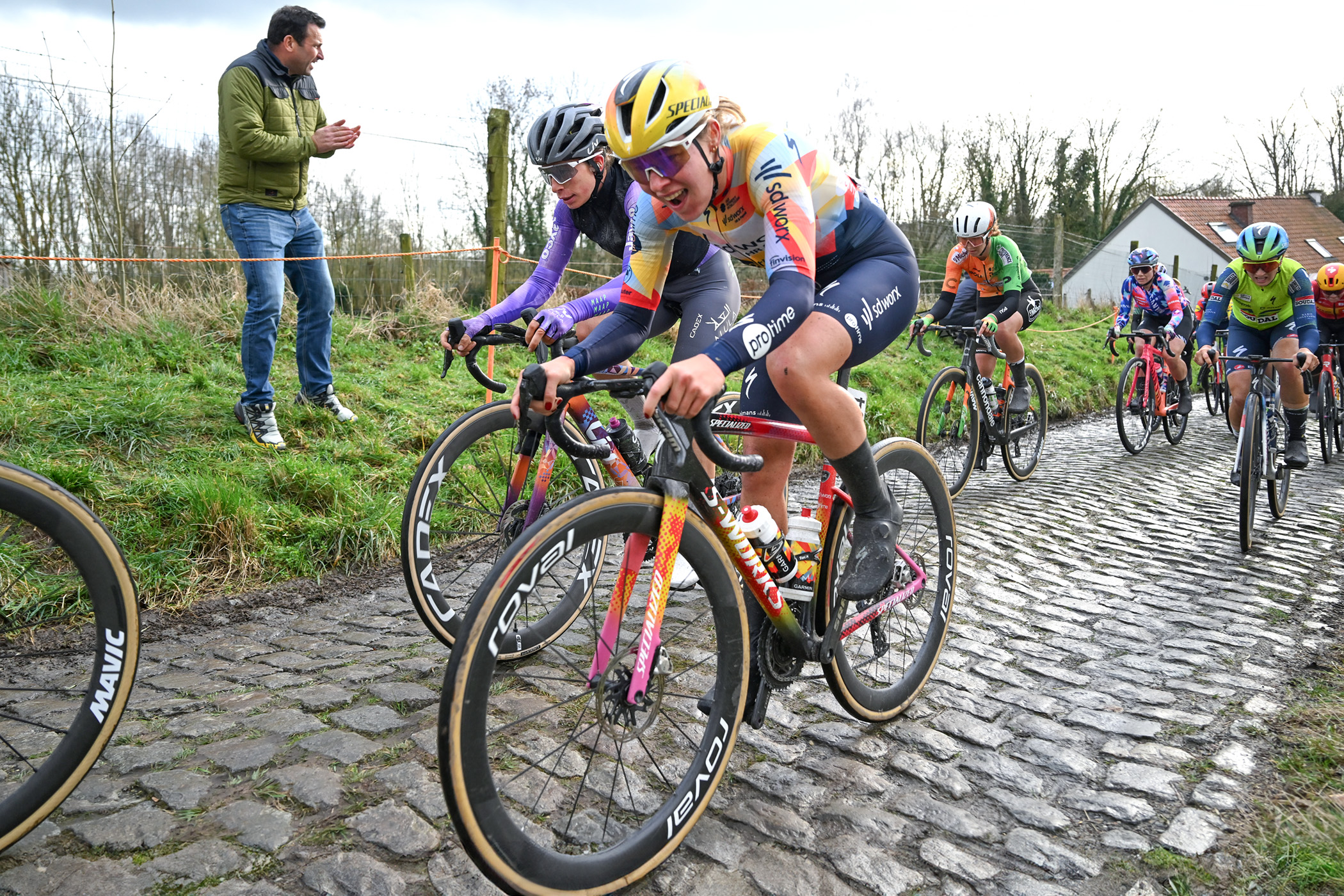 Femke Markus aborda un sector adoquinado entre el pelotón en el Omloop Het Nieuwsblad 2026