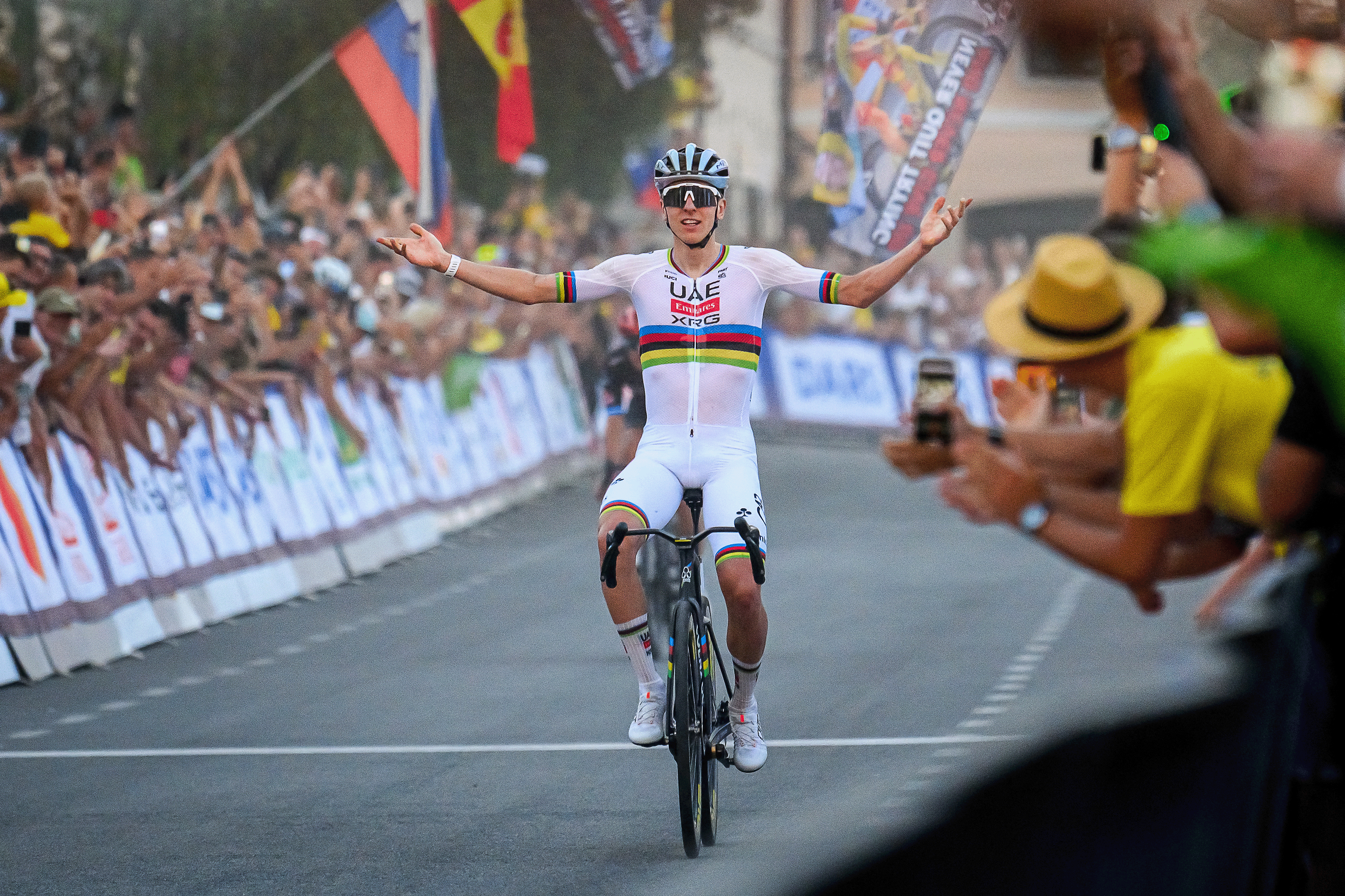 Tadej Pogacar celebra su victoria en la carrera Criterium Elite masculina de Tadej Pogacar en su ciudad natal de Komenda, Eslovenia, el 31 de julio de 2026. (Foto de Jure Makovec / AFP a través de Getty Images)