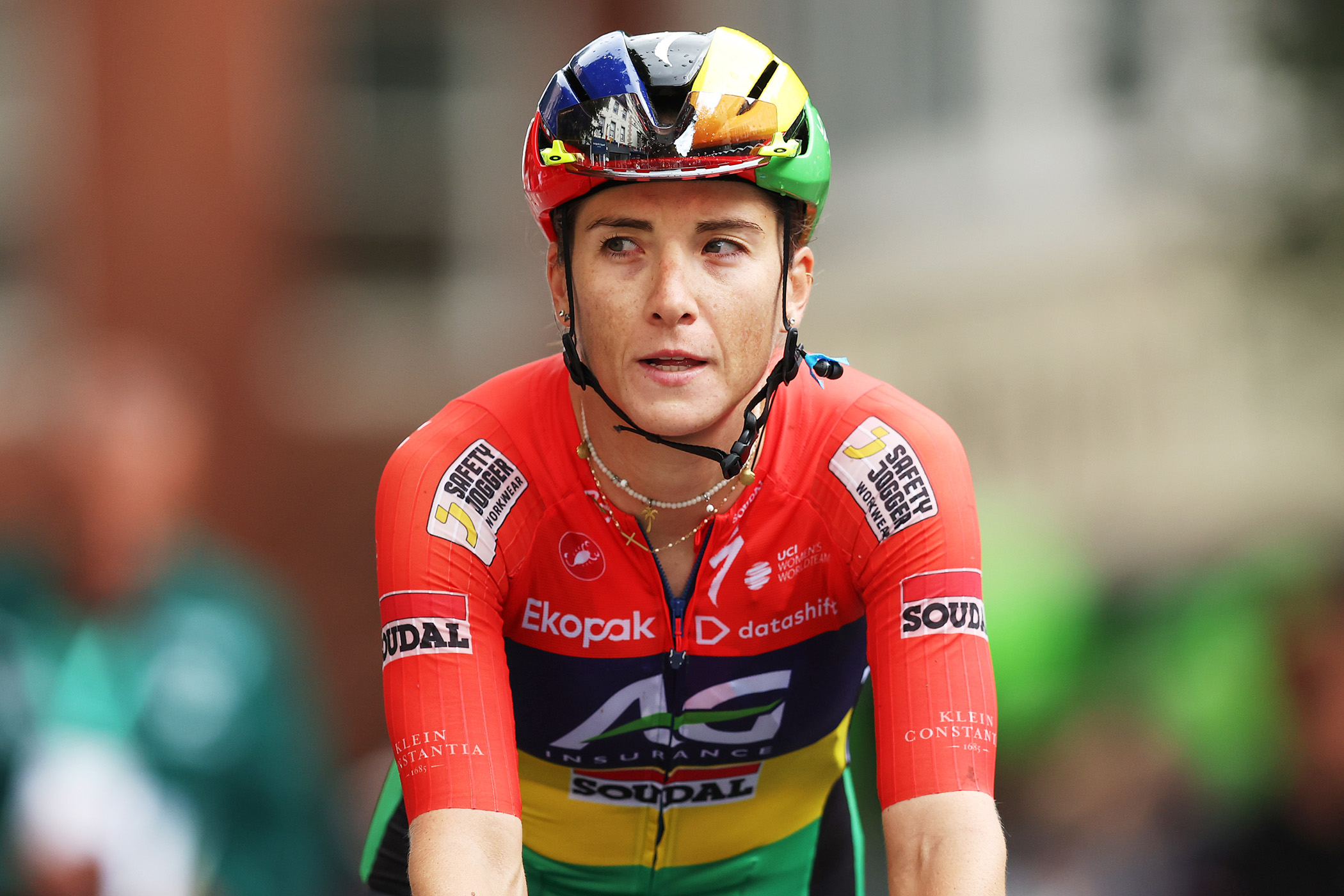 Kim Le Court-Pienaar de Mauricio y Team AG Insurance - Soudal Team cruza la línea de meta durante el 11º Lloyds Tour of Britain Women 2026