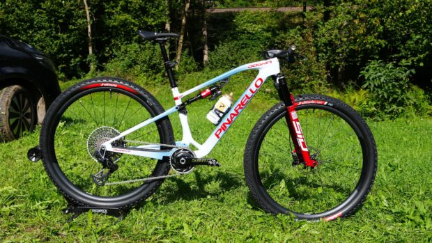 De cerca y en persona con el Pinarello Dogma XC ganador del Campeonato Mundial de Tom Pidcock