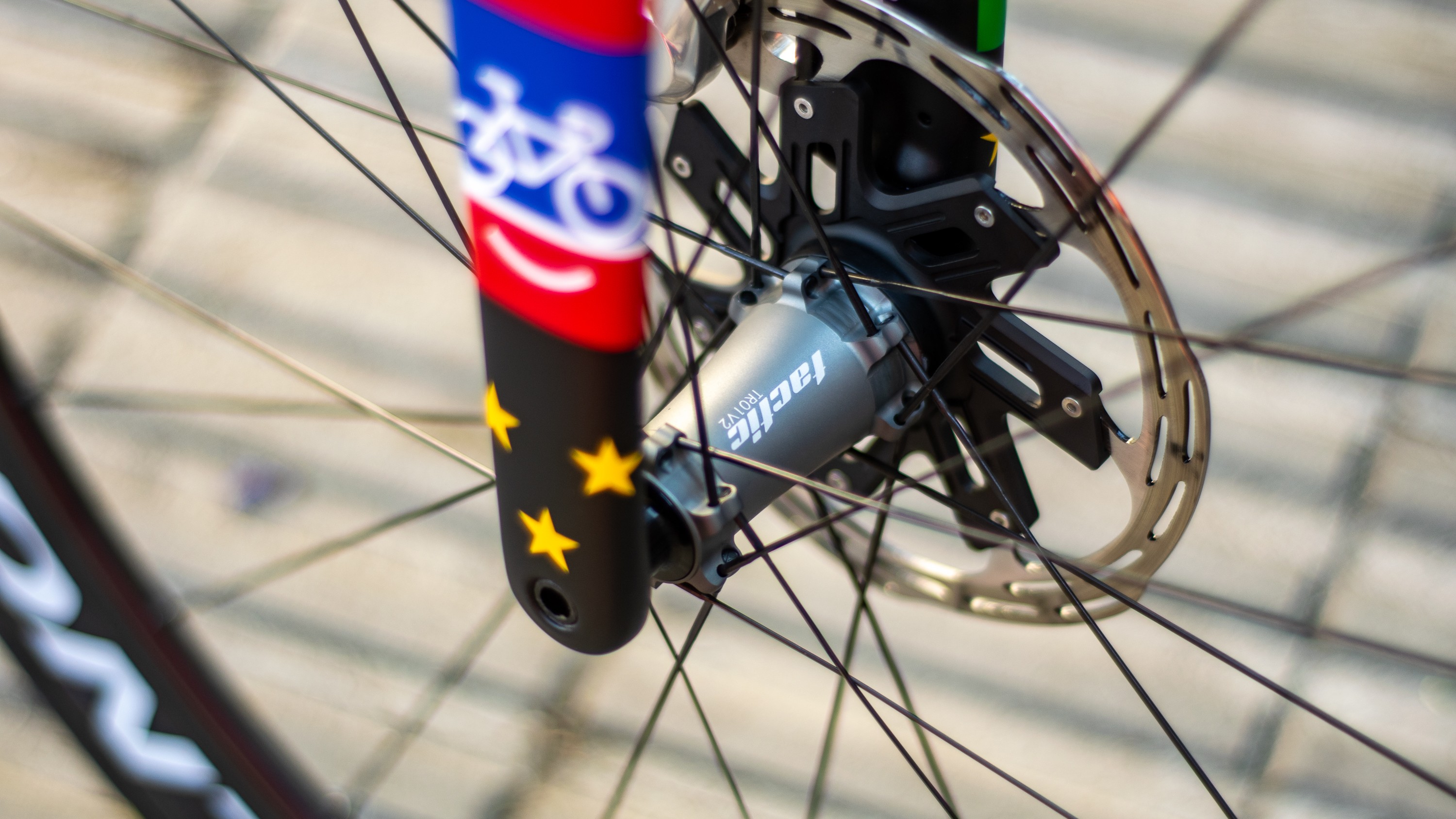 Un centro Tactic en una bicicleta Lidl-Trek Tour de Francia 