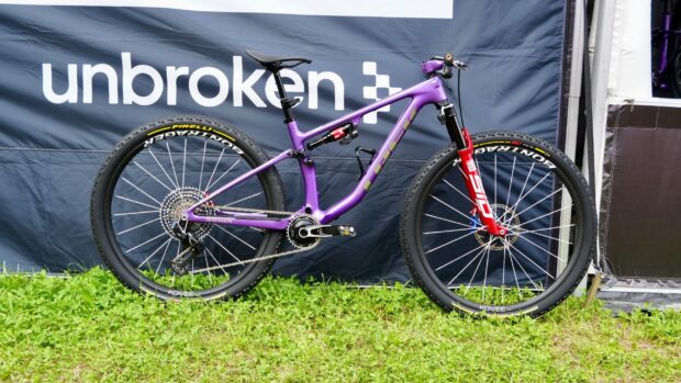 Suspensión automática, radios de cuerda y frenos personalizados: el prototipo inédito de vaina flexible Trek de Evie Richards de Val di Sole
