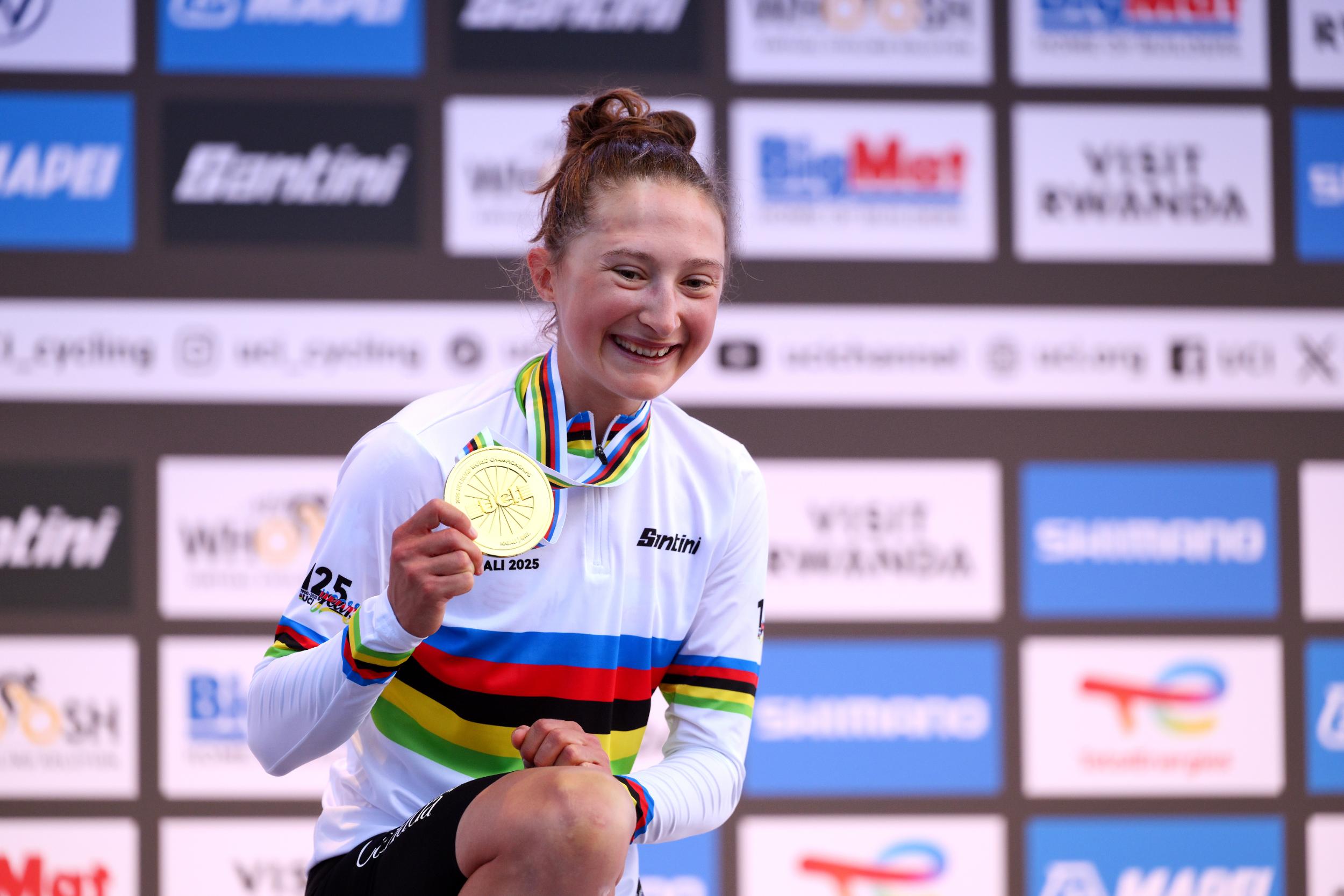 Magdeleine Vallieres posa con su medalla de oro tras ganar la carrera en ruta del Campeonato Mundial en 2025