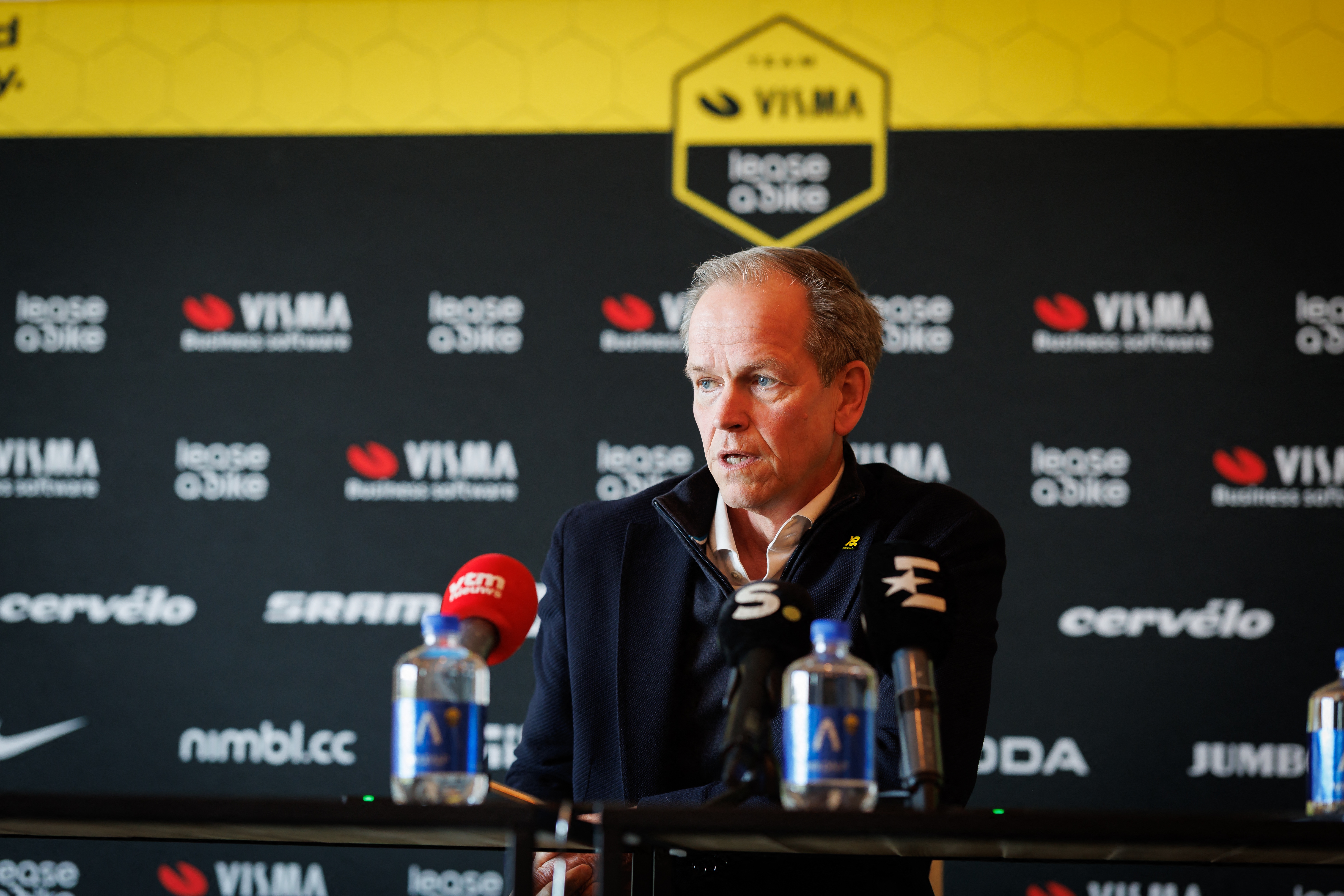 El director general del equipo Visma-Lease a Bike, Richard Plugge, ofrece una conferencia de prensa antes de la Omloop Het Nieuwsblad, la carrera inaugural de la temporada flamenca de carreras clásicas de un día, en Deerlijk, el 26 de febrero de 2026. (Foto de KURT DESPLENTER / Belga / AFP a través de Getty Images) / Bélgica FUERA
