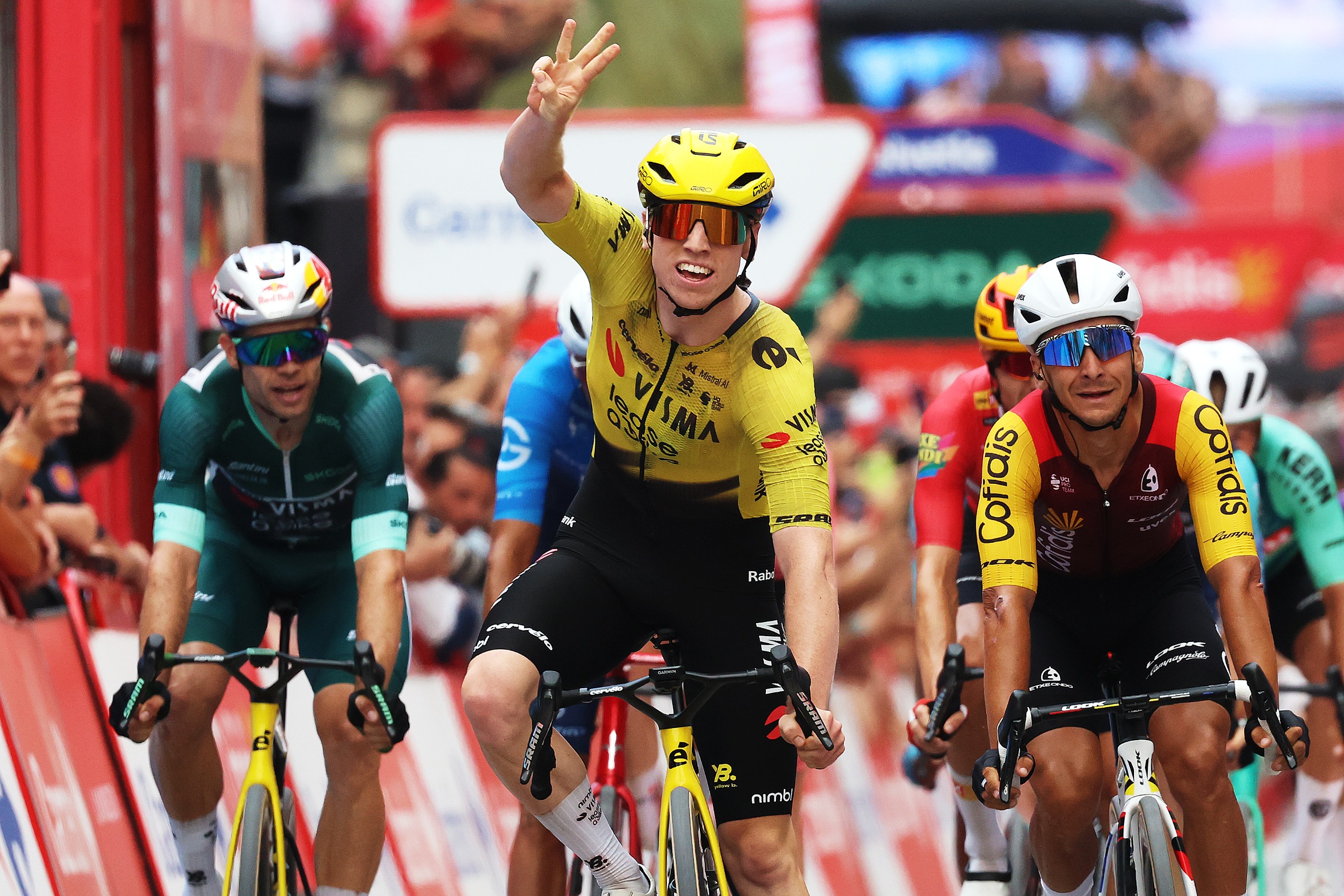 Matthew Brennan levanta tres dedos tras ganar la etapa 11 de la Vuelta a España 2026