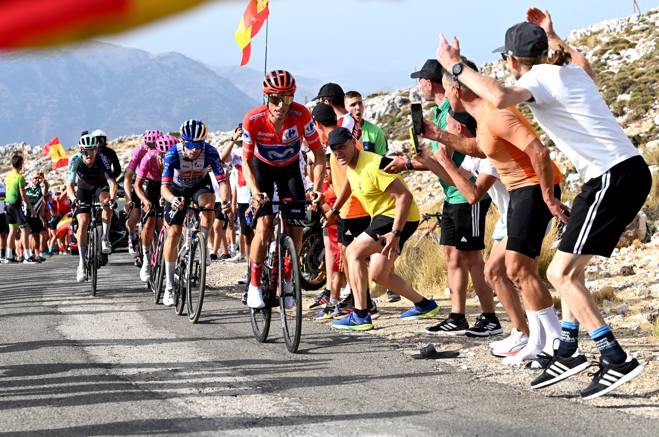 Enric Mas, de Movistar Team, lidera un grupo de aspirantes a la general, entre ellos Primož Roglič, del Red Bull-Bora-Hansgrohe, en la última subida de la etapa 14