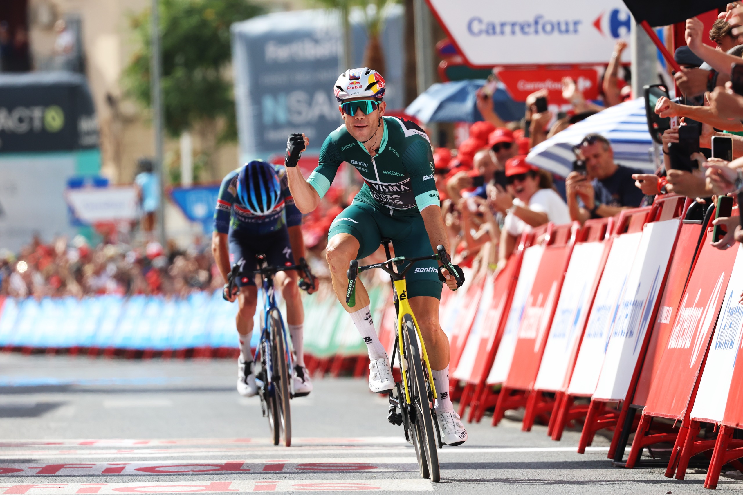 Wout van Aert con el maillot verde celebra su victoria en la etapa 13 de la Vuelta a España 2026
