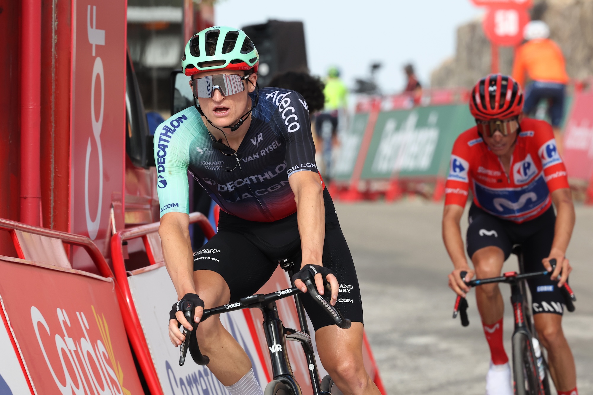 Félix Gall del Decathlon CMA CGM cruza la meta de la etapa 14 al mismo tiempo que el líder de la carrera Enric Mas (Movistar)