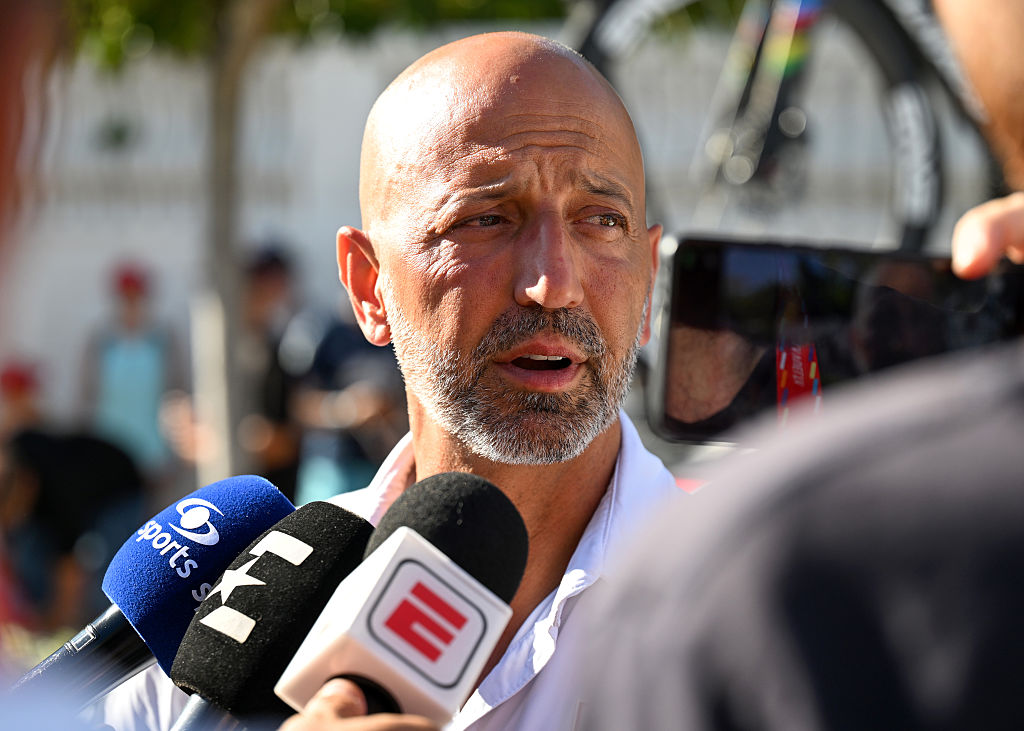 XERACO, ESPAÑA - 29 DE AGOSTO: El director del equipo UAE Team Emirates, Matxin Joxean Fernández de España, se reúne con la prensa después de La Vuelta - 81.ª Vuelta a España 2026, Etapa 8, una etapa de 171 km desde Pucol a Xeraco / #UCIWT / el 29 de agosto de 2026 en Xeraco, España. (Foto de Tim de Waele/Getty Images)