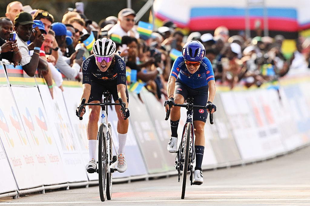 Campeonato Mundial de Ruta 2025: Paula Blasi (izq.) se lleva el bronce en la carrera en ruta U23