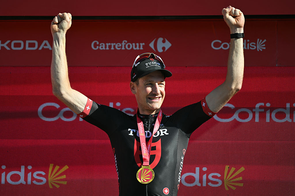 Stefan Kung celebra tras ganar la etapa 18 de la Vuelta a España 2026 en Jerez de la Frontera, el 10 de septiembre de 2026. (Foto de JORGE GUERRERO/AFP vía Getty Images)
