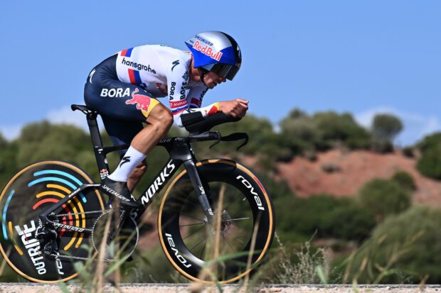 "No podemos tocarlo": Primož Roglič no se inmuta al no lograr avances importantes sobre Enric Mas en la Vuelta a España TT, pero el equipo insiste en que "no ha terminado"