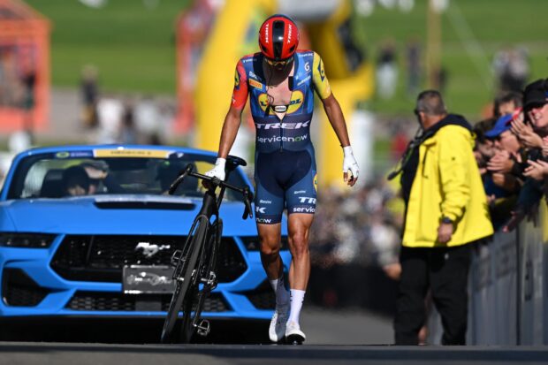 Más mala suerte para Juan Ayuso con una caída en la final del Gran Premio de Québec, pero no hubo sanciones