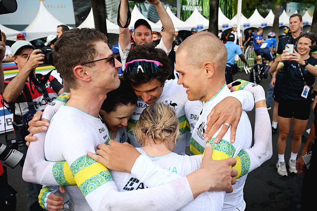 Los medallistas de oro Michael Matthews, Luke Plapp, Jay Vine, Brodie Chapman, Amanda Spratt y el equipo de Australia reaccionan después del 98º Campeonato Mundial de Ciclismo UCI Kigali 2025