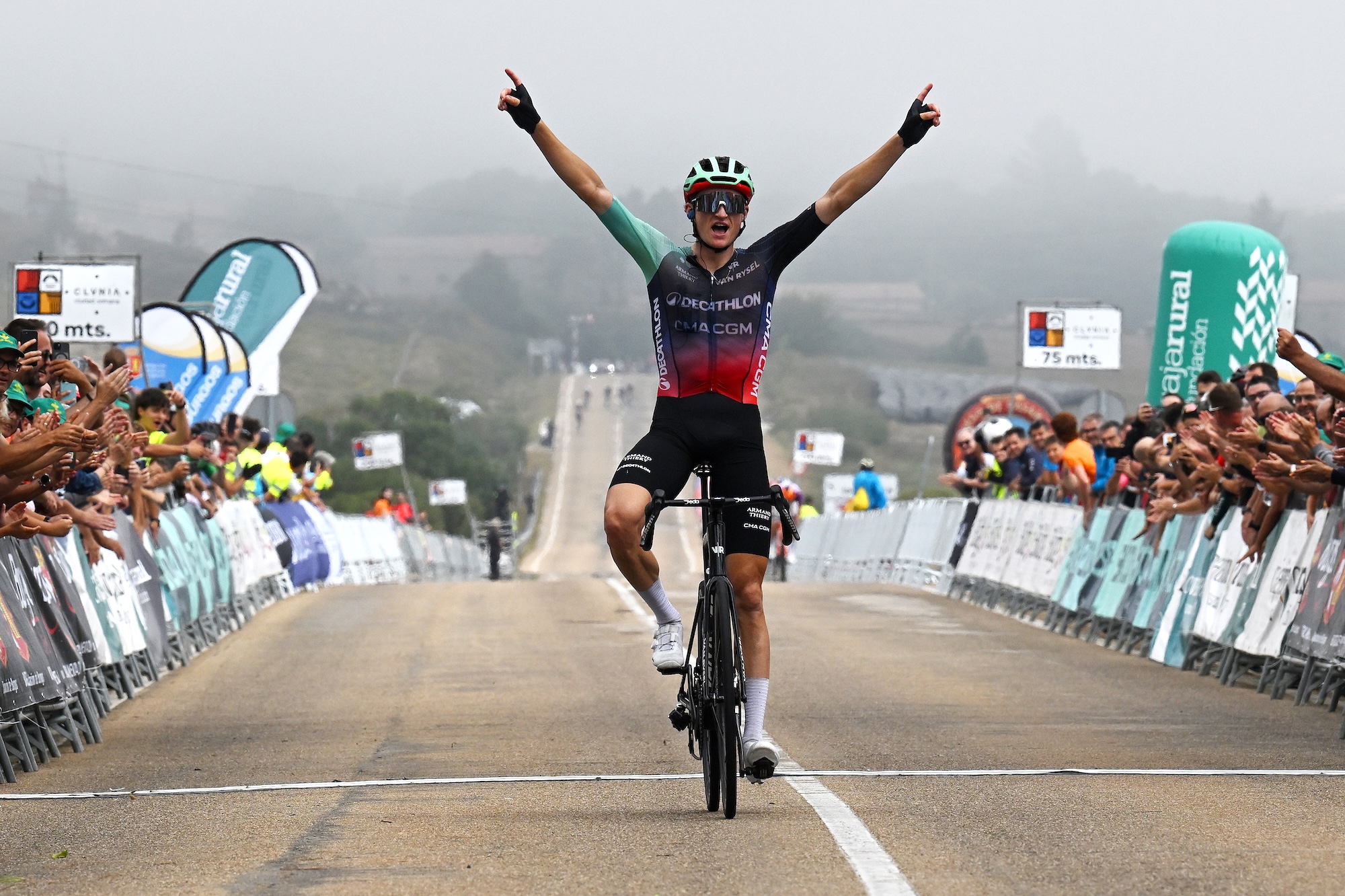 Félix Gall de Austria y el equipo Decathlon CMA CGM celebran en la meta como ganador de etapa durante la 48ª Vuelta a Burgos 2026