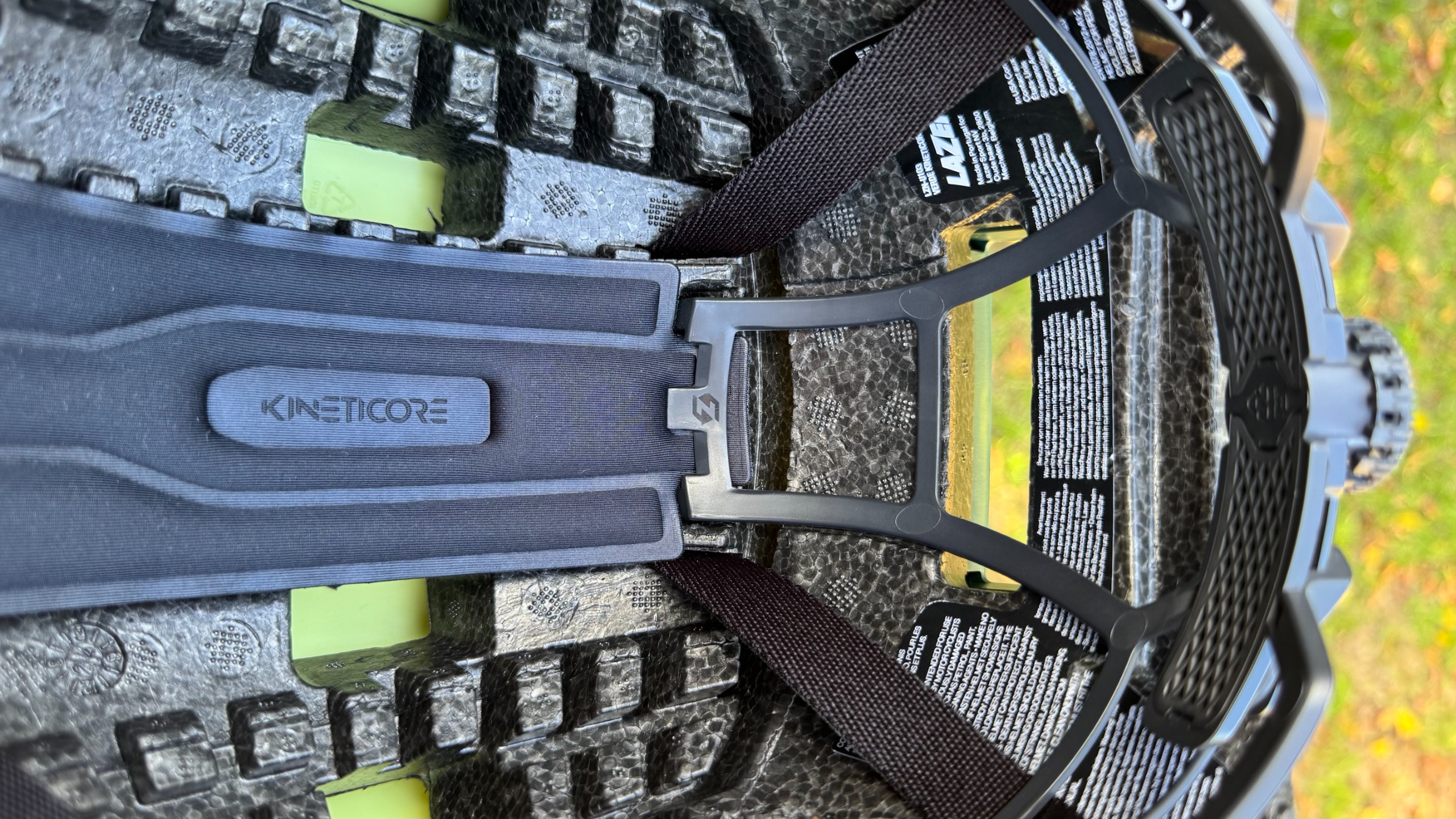 Interior y forro EPS del casco Lazer Verde Kineticore