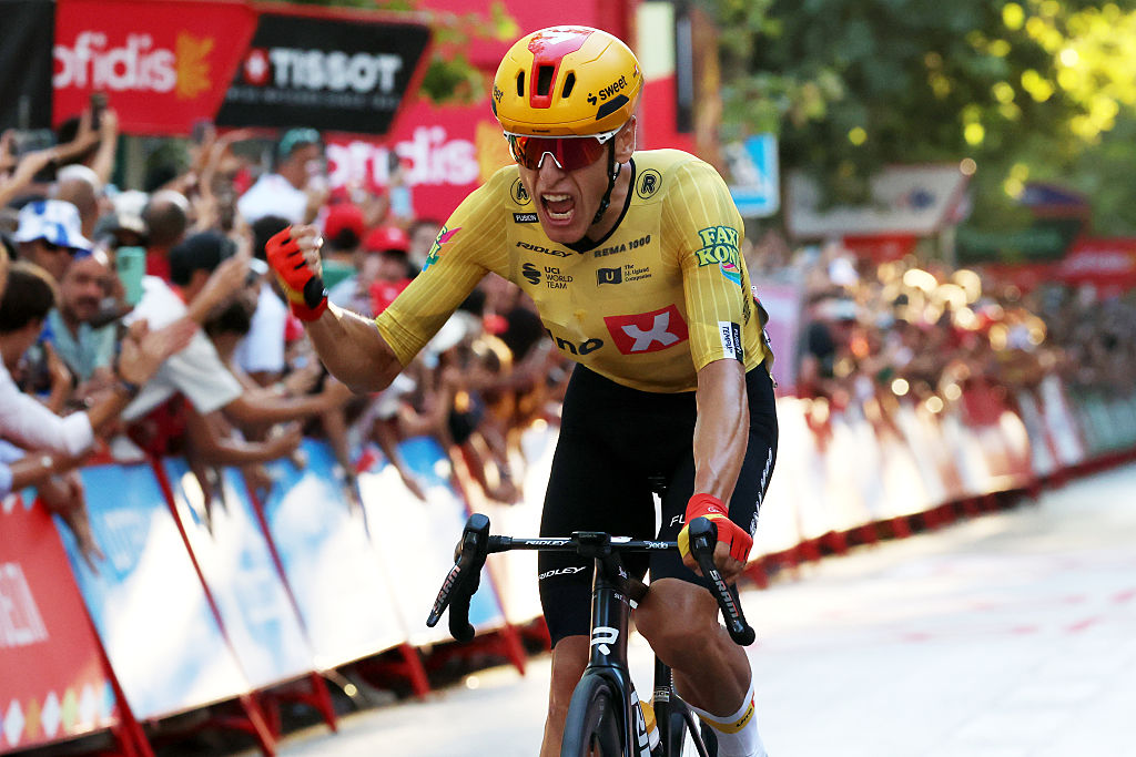 GRANADA, ESPAÑA - 13 DE SEPTIEMBRE: Tobias Halland Johannessen de Noruega y el equipo Uno-X Mobility celebran en la línea de meta como ganador de etapa durante La Vuelta - 81a Vuelta a España 2026, Etapa 21, una etapa de 112 km de Granada a Granada / #UCIWT / el 13 de septiembre de 2026 en Granada, España. (Foto de Alexander Hassenstein/Getty Images)