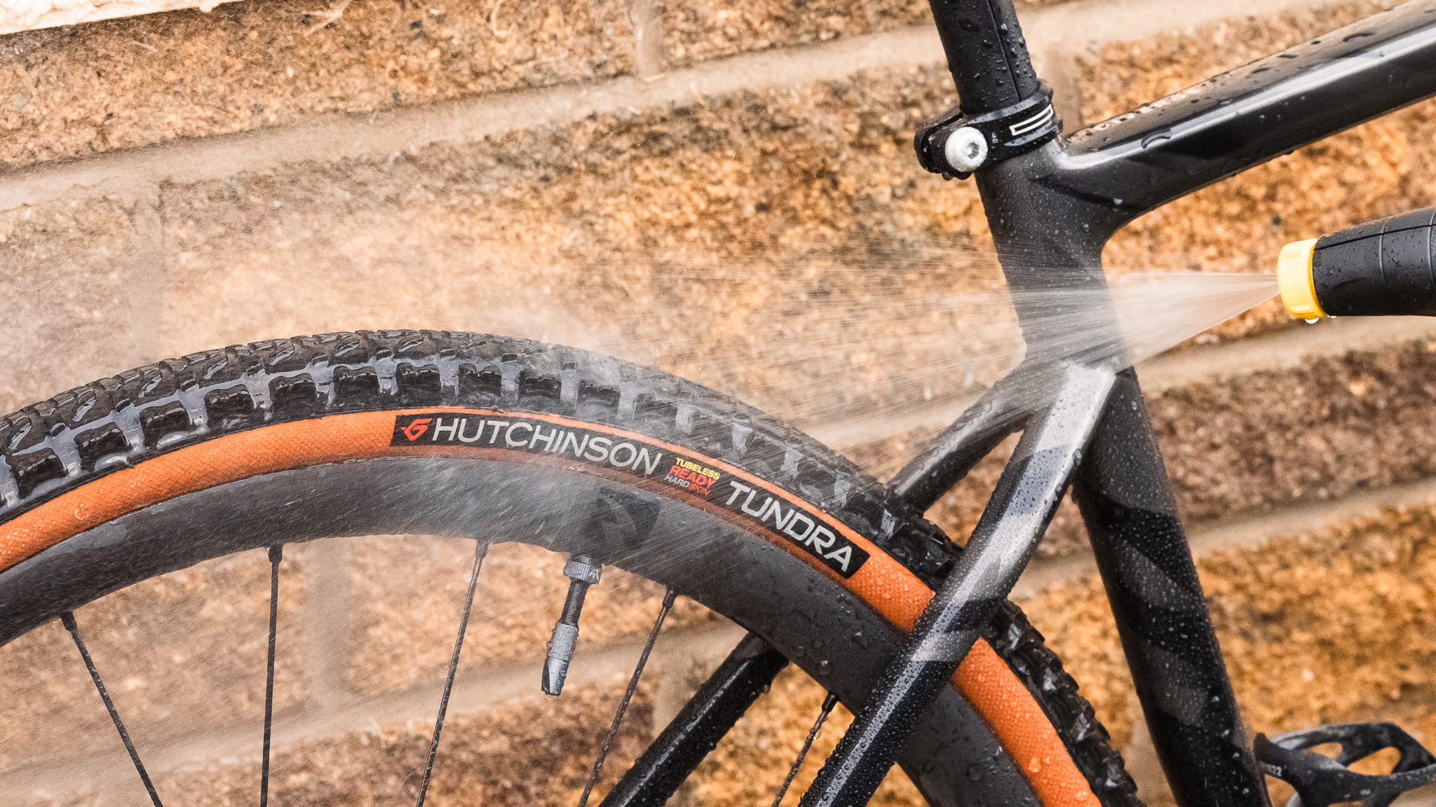 Primer plano de la pulverización con pistola a presión Kärcher OC3 en la parte trasera de una Specialized Diverge