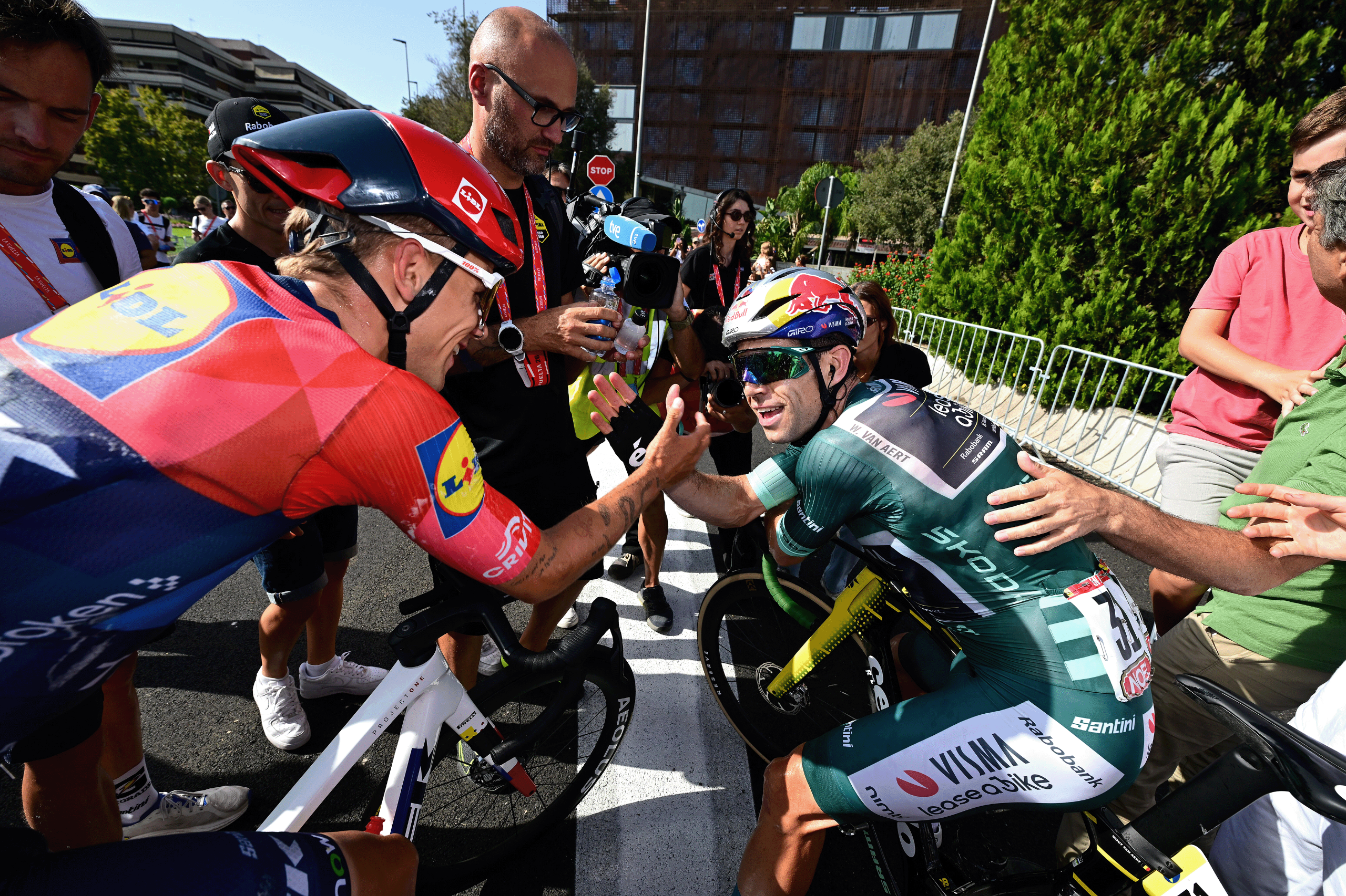 Thibau Nys felicita a Wout van Aert al finalizar la etapa 15 de la Vuelta a España en Córdoba (Foto de Tim de Waele/Getty Images)