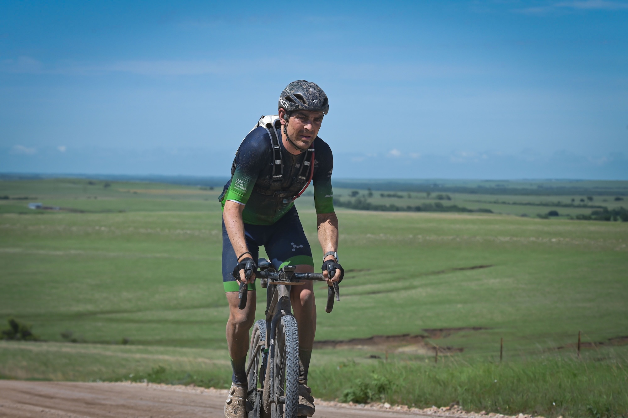 Declan Irvine completó su tercer Unbound Gravel 200 en 2026, terminando segundo en su grupo de edad.