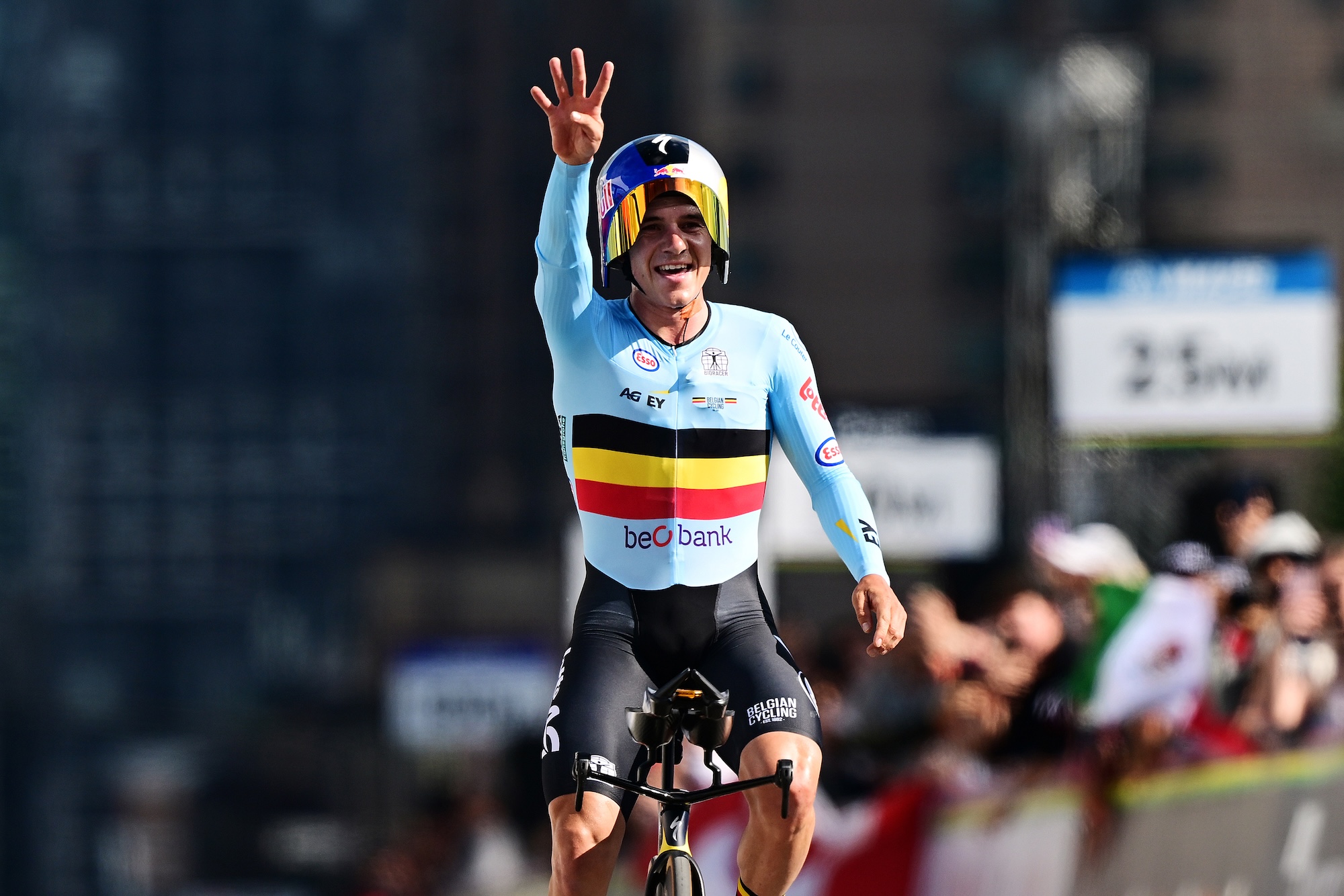 Remco Evenepoel del equipo de Bélgica gana la cuarta contrarreloj masculina de élite en el Campeonato Mundial de Ruta UCI, esta vez en Montreal