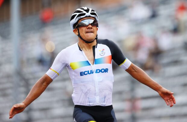 Richard Carapaz se retira tardíamente del Campeonato Mundial