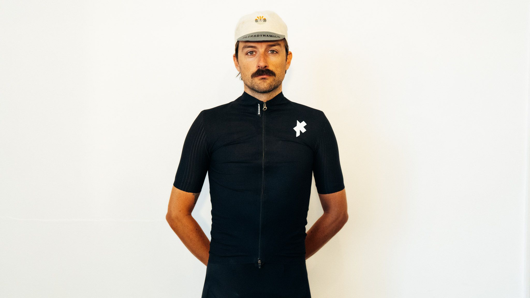 El maillot Assos Equipe RS Shell es el mejor equipo para clima húmedo que he probado en mucho tiempo, pero no debes pensar en él como un maillot.