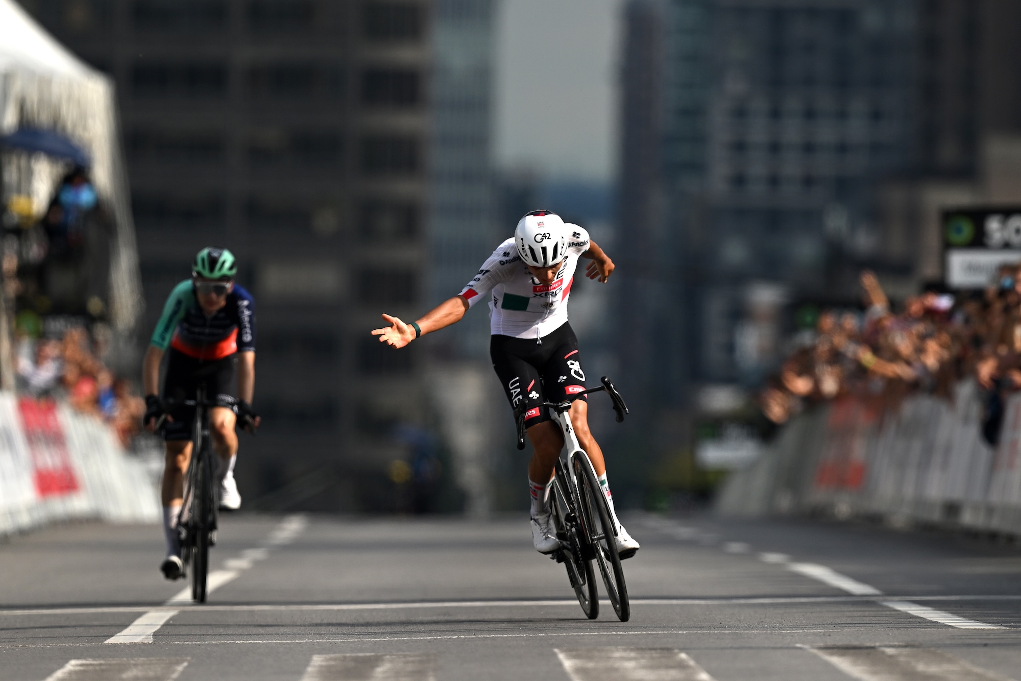 MONTREAL, QUEBEC - 13 DE SEPTIEMBRE: Isaac Del Toro de México y el equipo UAE Team Emirates - XRG (R) celebra en la línea de meta como ganador de etapa por delante de Paul Seixas de Francia y el equipo Decathlon CMA CGM (i) durante el 15º Gran Premio Ciclista de Montreal 2026, una carrera de un día de 214,4 km de Montreal a Montreal / #UCIWT / el 13 de septiembre de 2026 en Montreal. Quebec. (Foto de Dario Belingheri/Getty Images)