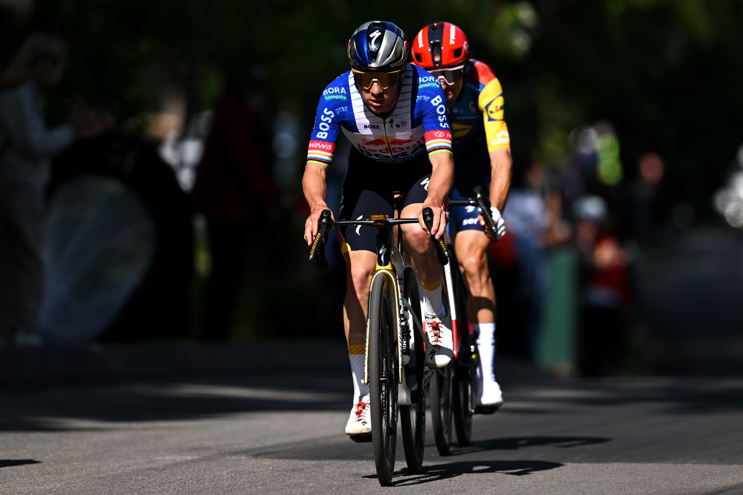 Remco Evenepoel fuera del frente de la carrera durante el Gran Premio de Quebec de 2026