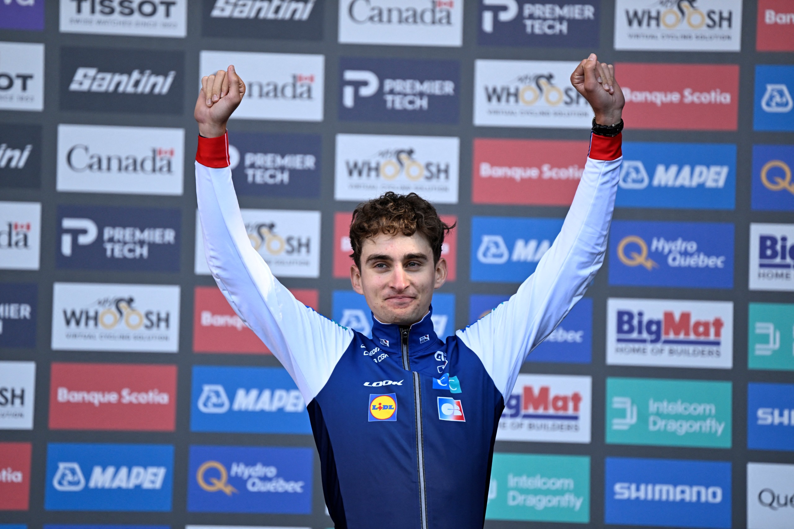 Paul Seixas celebra en el podio del Campeonato del Mundo de Ruta UCI 2026