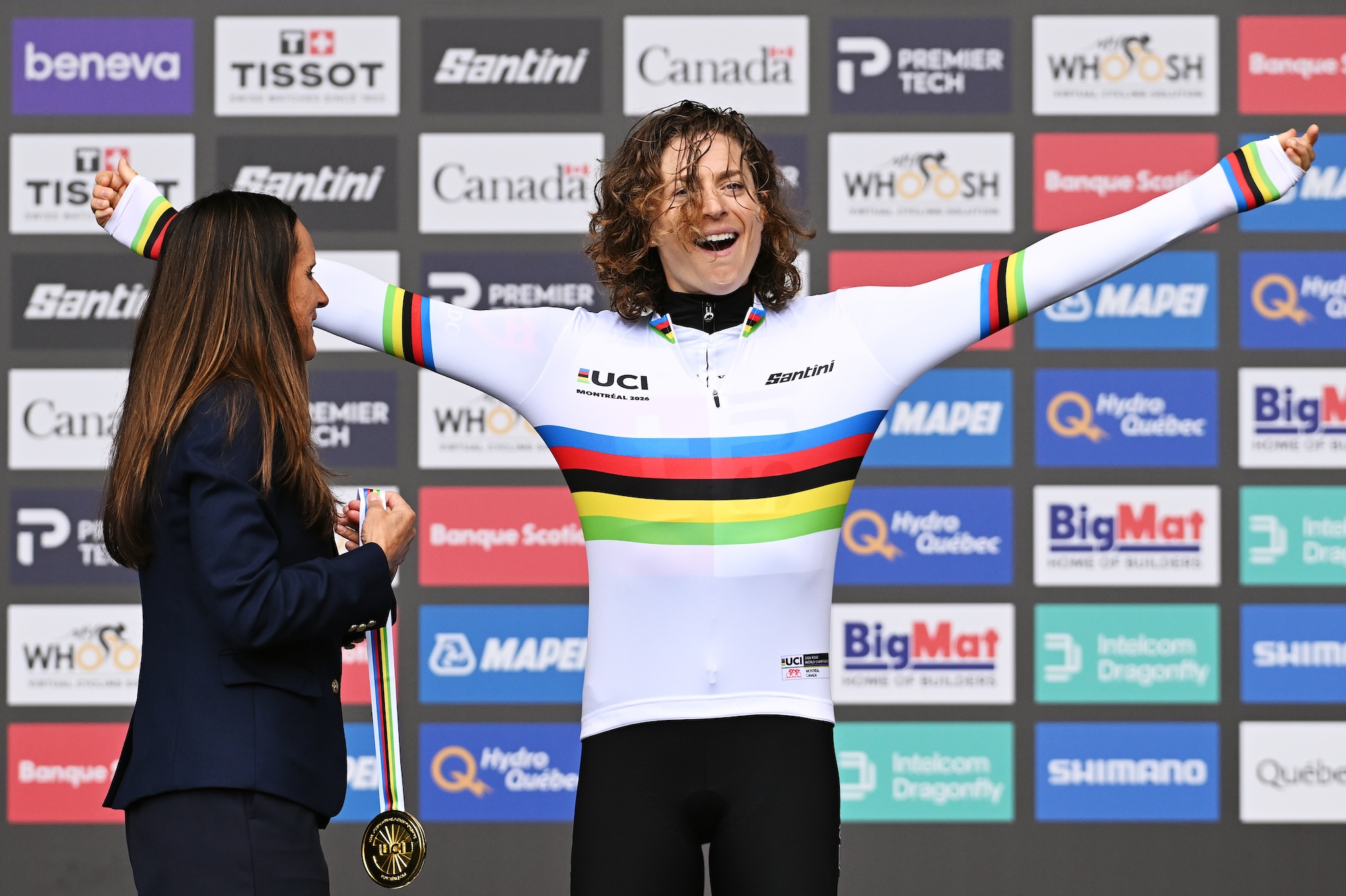 La medallista de oro Marlen Reusser del equipo de Suiza celebra en el podio después de una segunda victoria femenina de élite contrarreloj contrarreloj en el Campeonato Mundial de Ruta UCI. 
