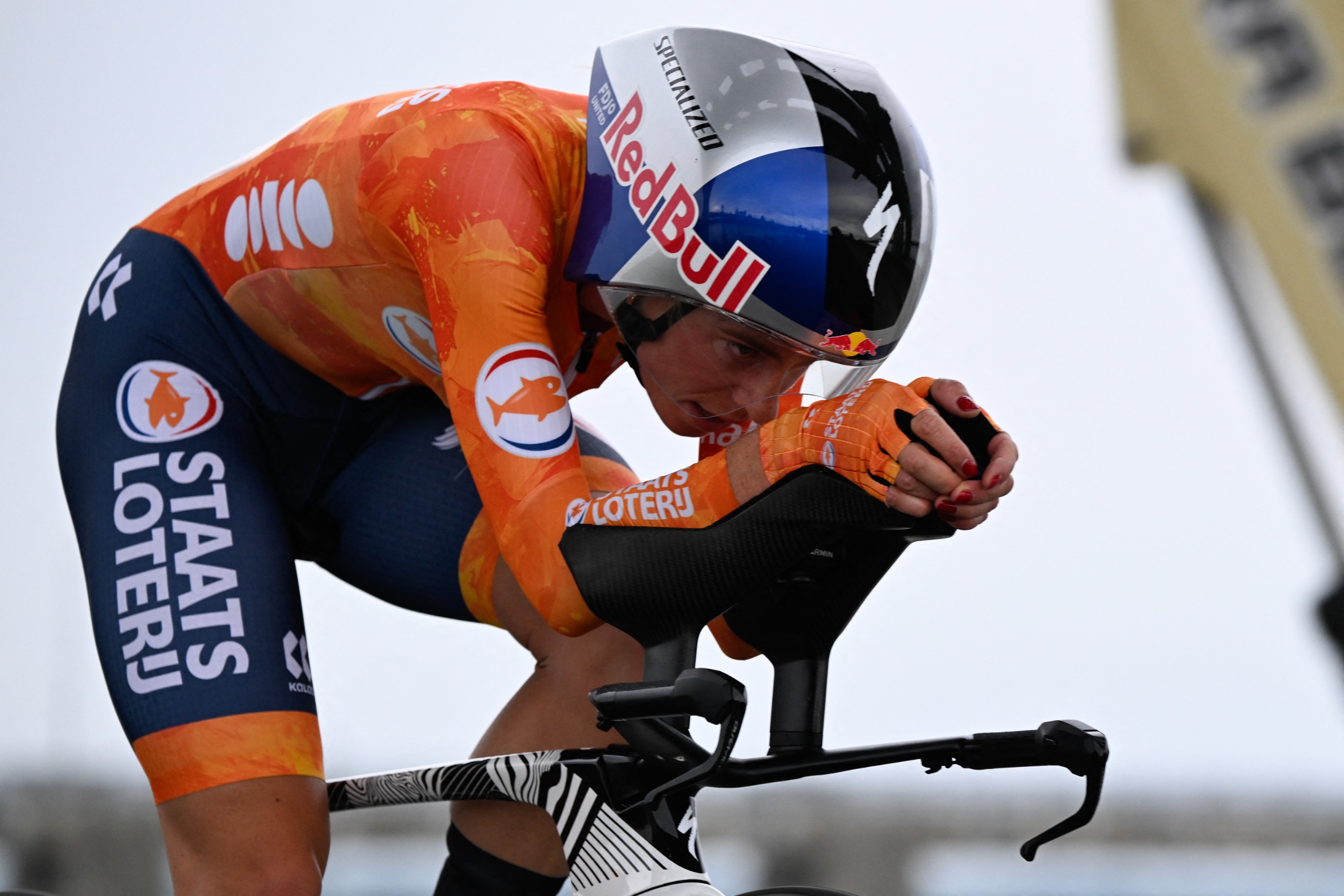 Demi Vollering (Países Bajos) con sus barras aerodinámicas en la contrarreloj femenina de élite del Campeonato Mundial de Ruta UCI
