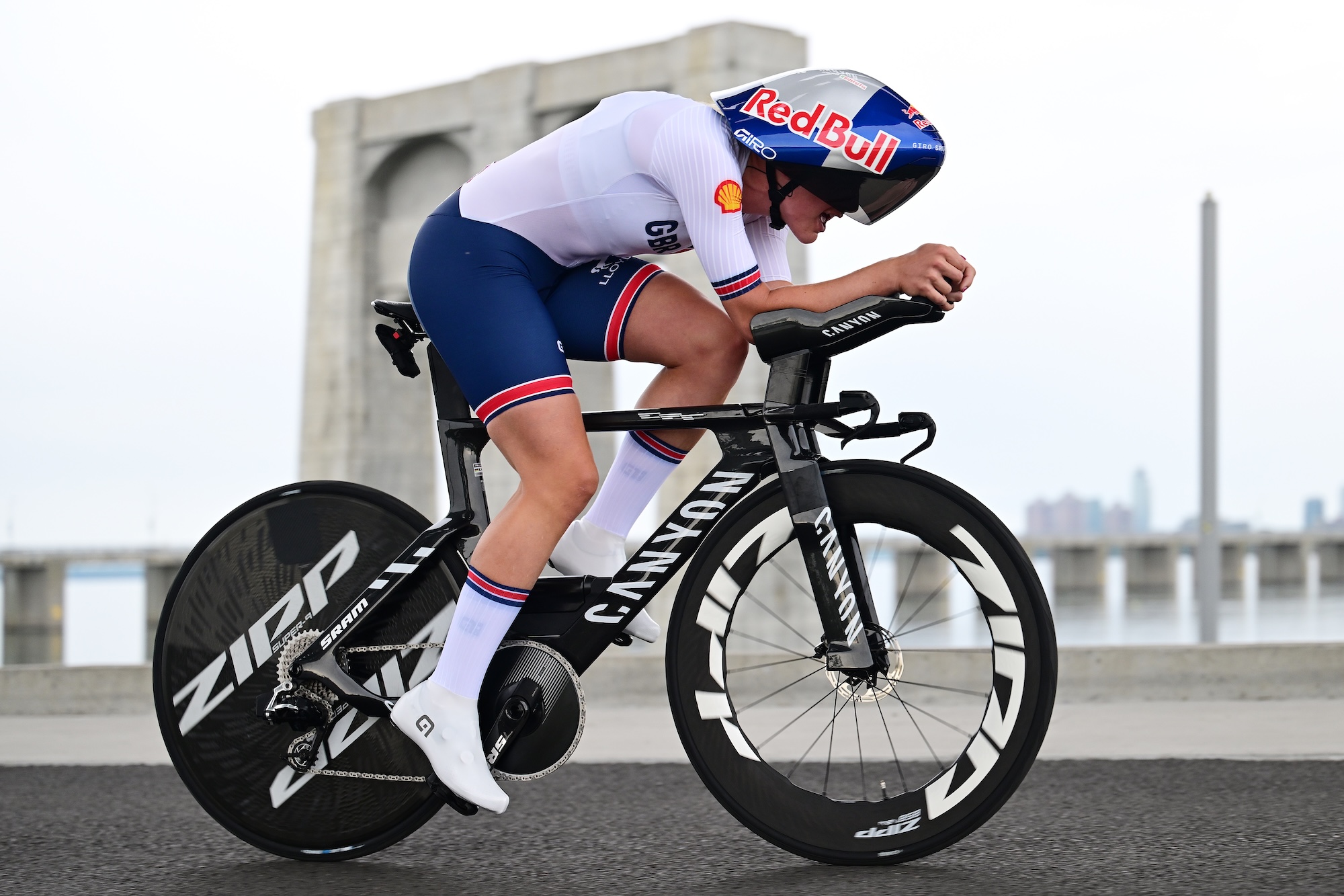 Zoe Backstedt del equipo de Gran Bretaña compite durante la contrarreloj femenina de élite en el Campeonato Mundial de Ruta UCI 2026