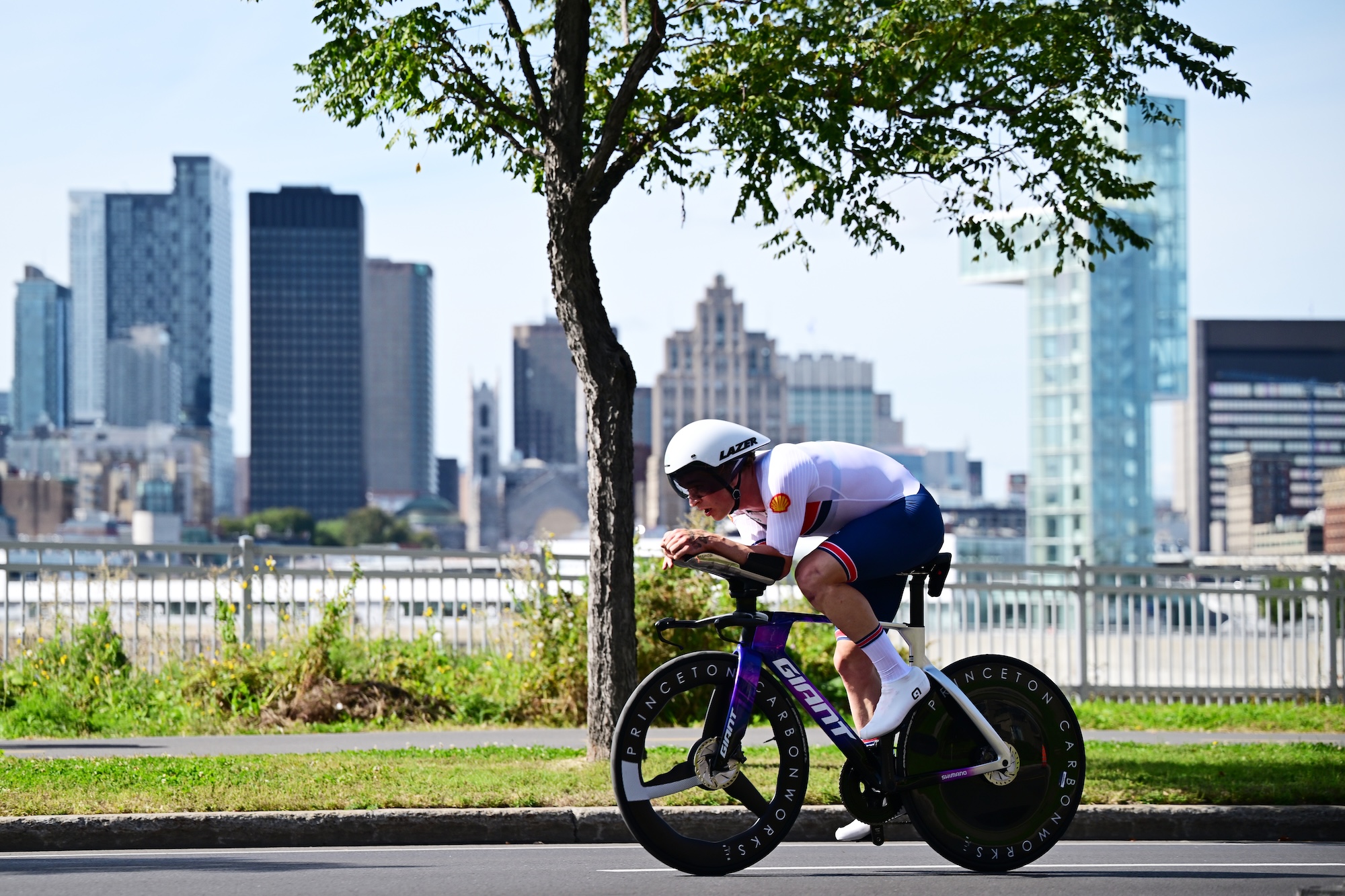 Ben Wiggins (Gran Bretaña) en acción en la contrarreloj masculina sub-23 en el Campeonato Mundial de Ruta UCI en Montreal