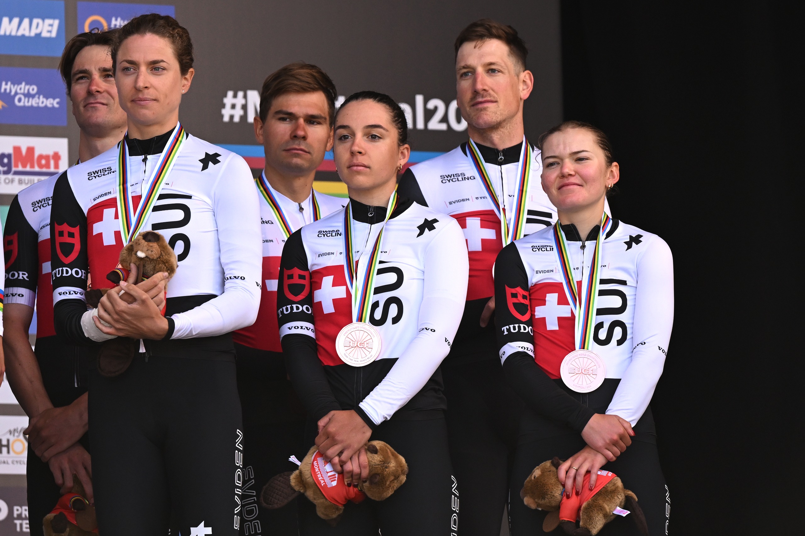 La selección suiza sube al podio tras conquistar la medalla de bronce en el relevo mixto CTT del Campeonato del Mundo de Ruta UCI 2026