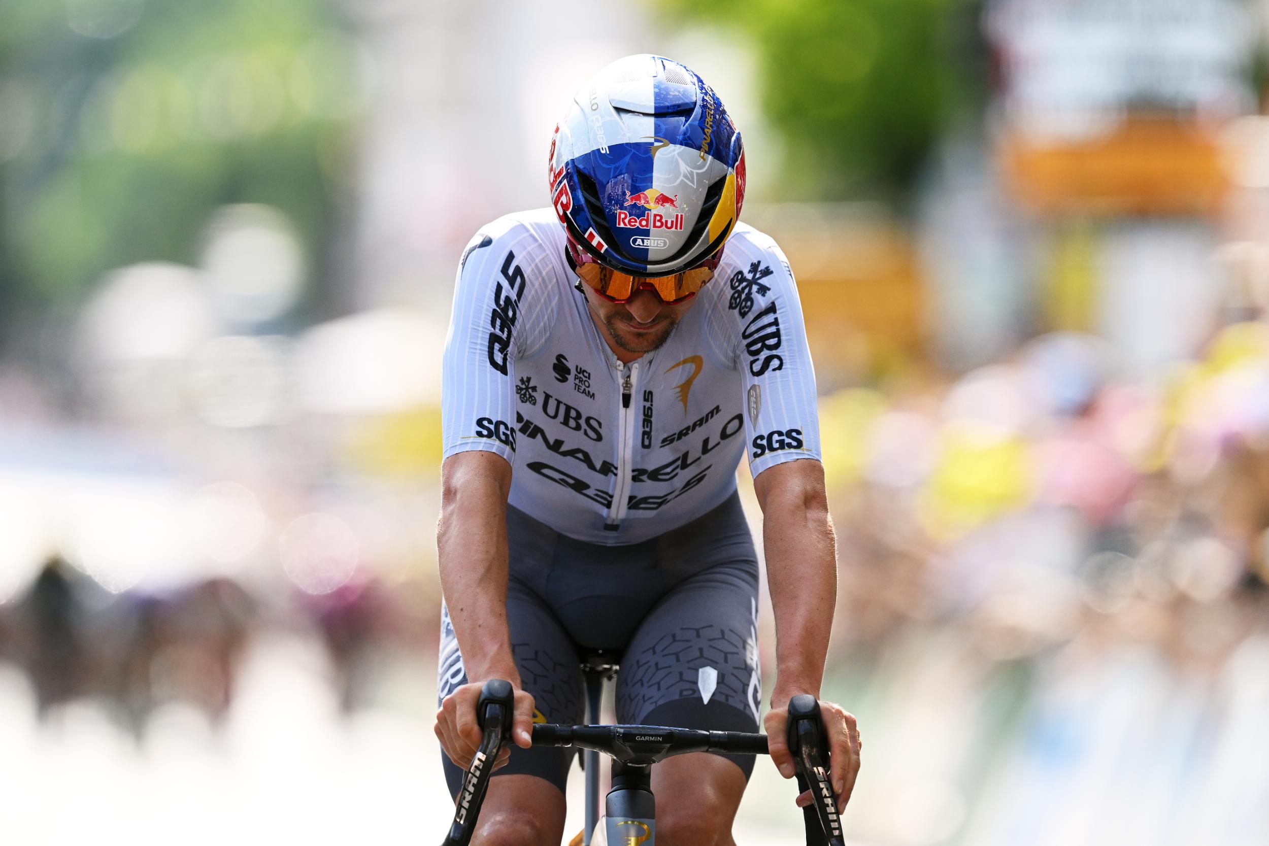 Tom Pidcock cruza la meta con la cabeza gacha, tercero en la etapa 9 del Tour de Francia 2026