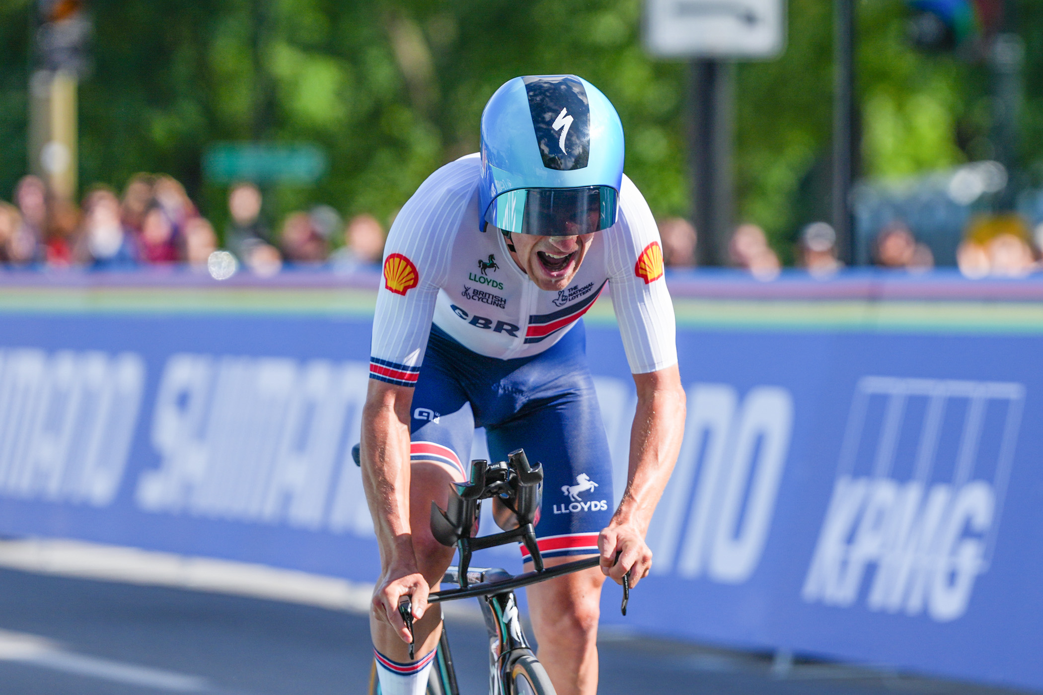 Ethan Hayter corre hasta la línea de meta en la contrarreloj masculina de élite del Campeonato Mundial de Ruta 2026