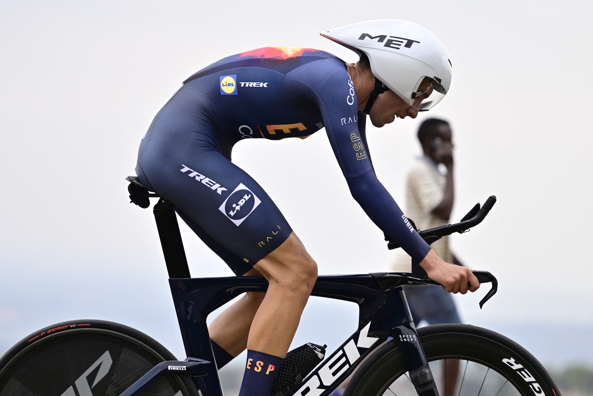 El español Héctor Álvarez Martínez fotografiado en acción durante la carrera de contrarreloj individual masculina U23 (31,2 km) en el campeonato mundial de ciclismo de ruta, en Kigali, Ruanda, el lunes 22 de septiembre de 2025. El Campeonato Mundial de Ruta UCI 2025 tendrá lugar del 21 al 28 de septiembre en Kigali, Ruanda.BELGA FOTO DIRK WAEM (Foto de DIRK WAEM / BELGA MAG / Belga vía AFP)